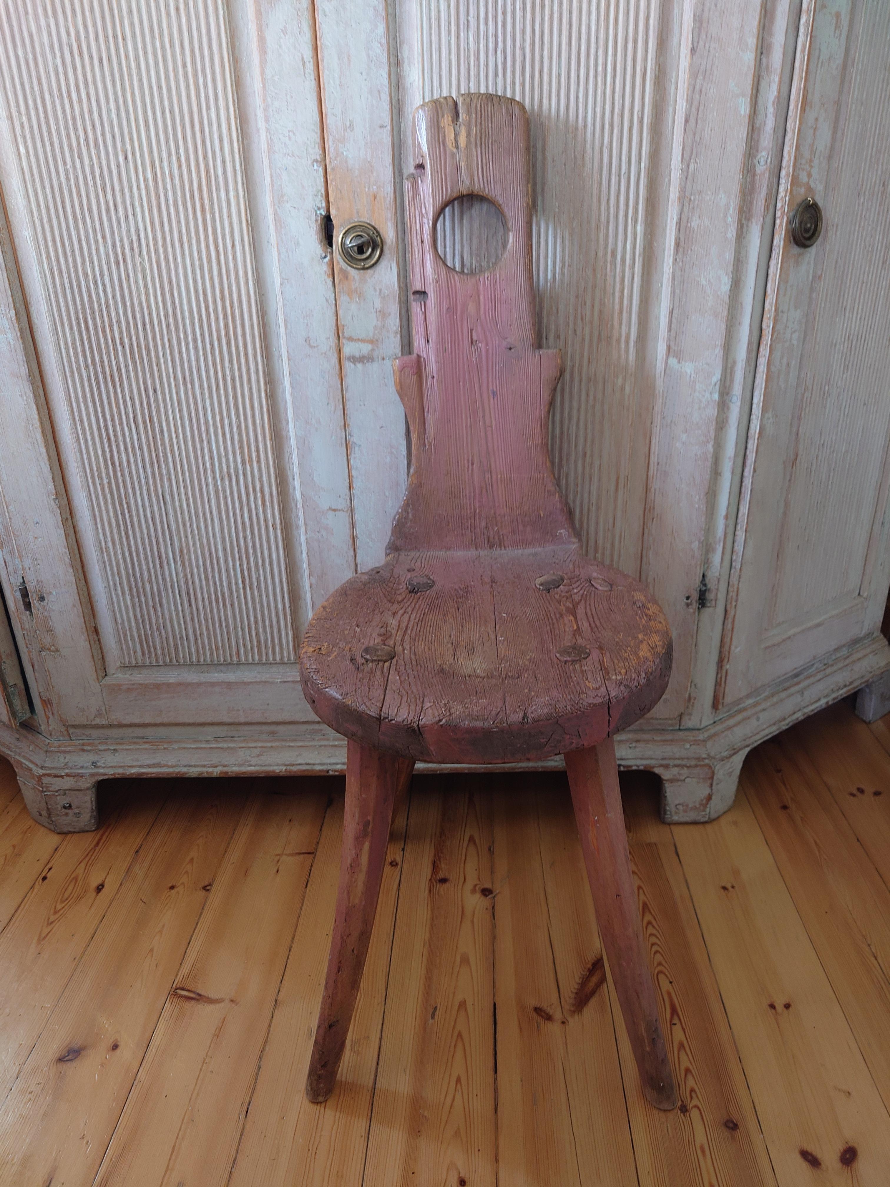 Schwedischer Primitiv-Volkskunst-Stuhl aus Nordschweden, 18.
Dieser charmante Stuhl ist ein echtes Stück Geschichte. Er wurde um 1850 in Nordschweden in Handarbeit hergestellt.
Der Stuhl ist ein charmantes, primitives Modell, das von Hand aus
