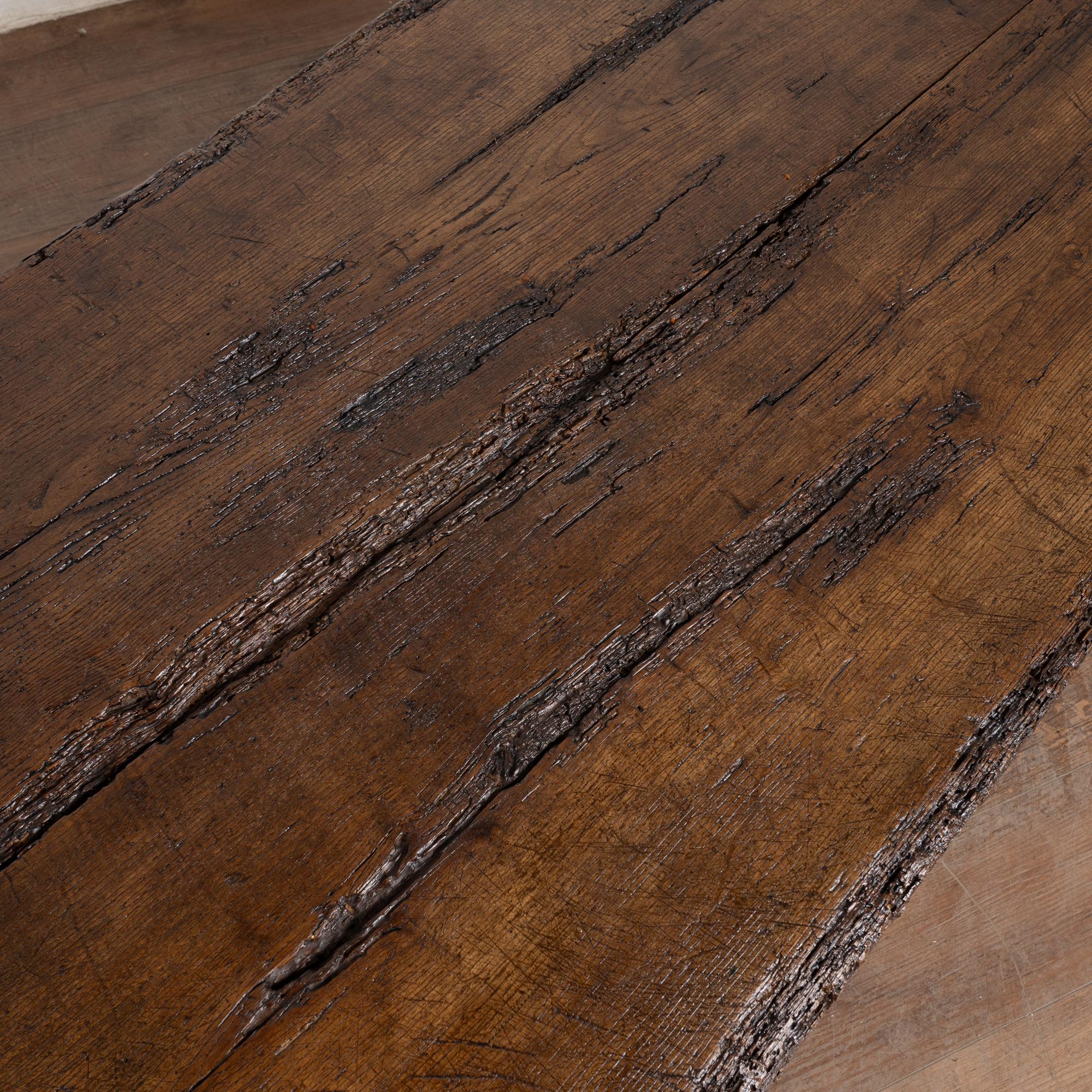 Table basse rustique en chêne foncé du XVIIIe siècle avec deux tiroirs en vente 3