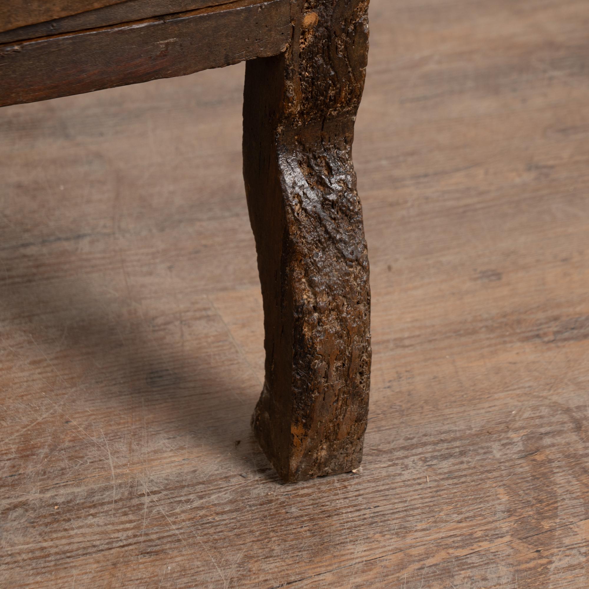 Table basse rustique en chêne foncé du XVIIIe siècle avec deux tiroirs en vente 4