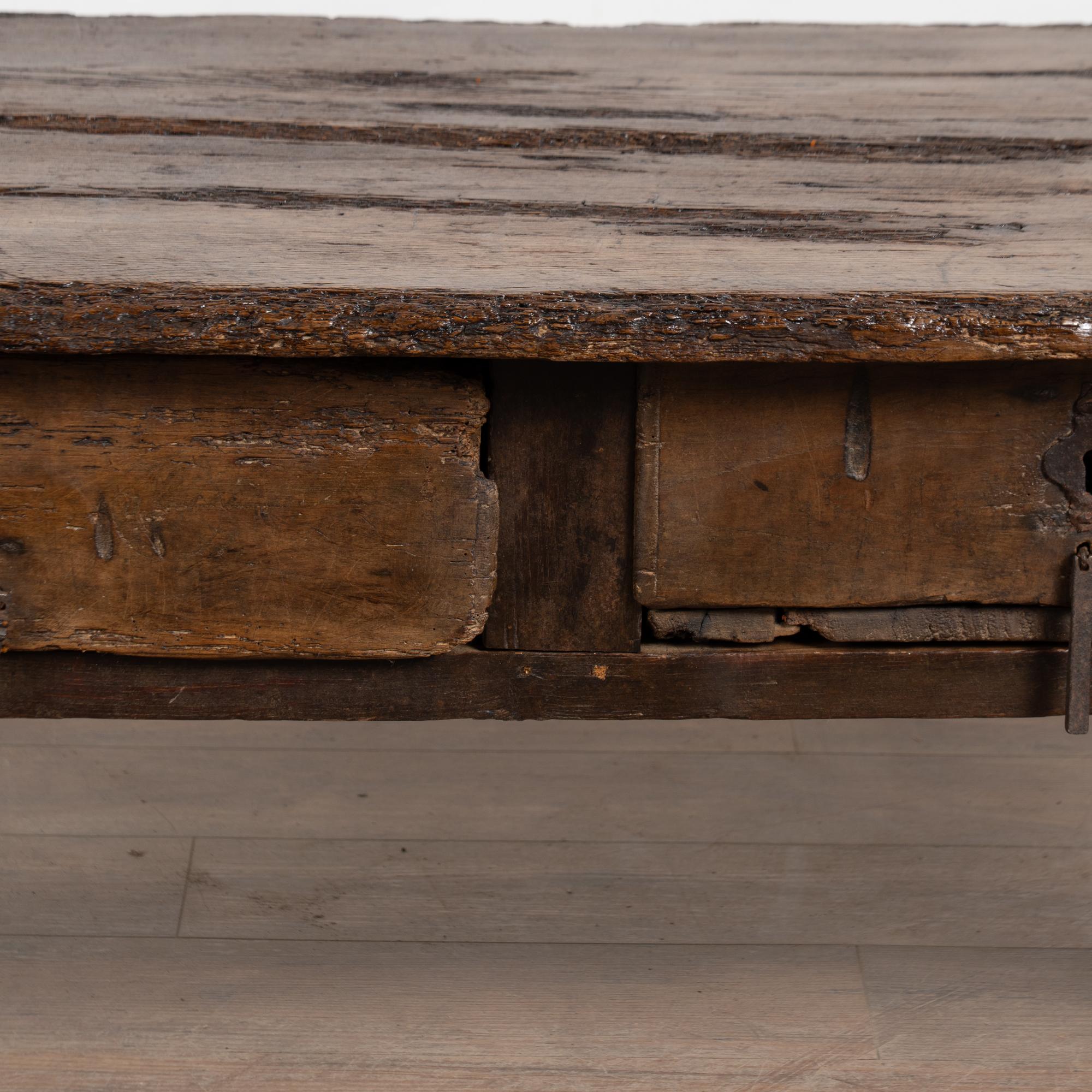Table basse rustique en chêne foncé du XVIIIe siècle avec deux tiroirs en vente 5