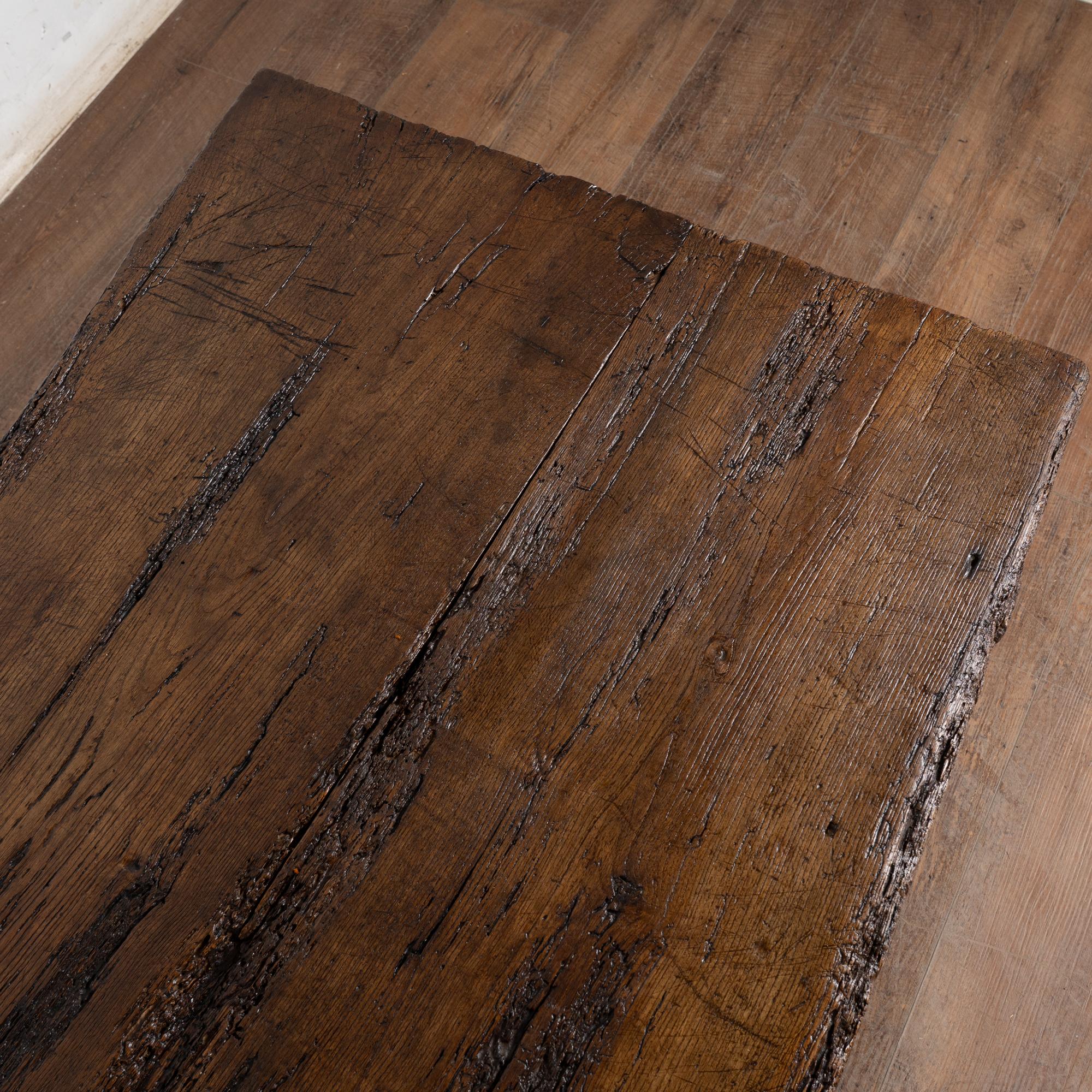 Table basse rustique en chêne foncé du XVIIIe siècle avec deux tiroirs en vente 6