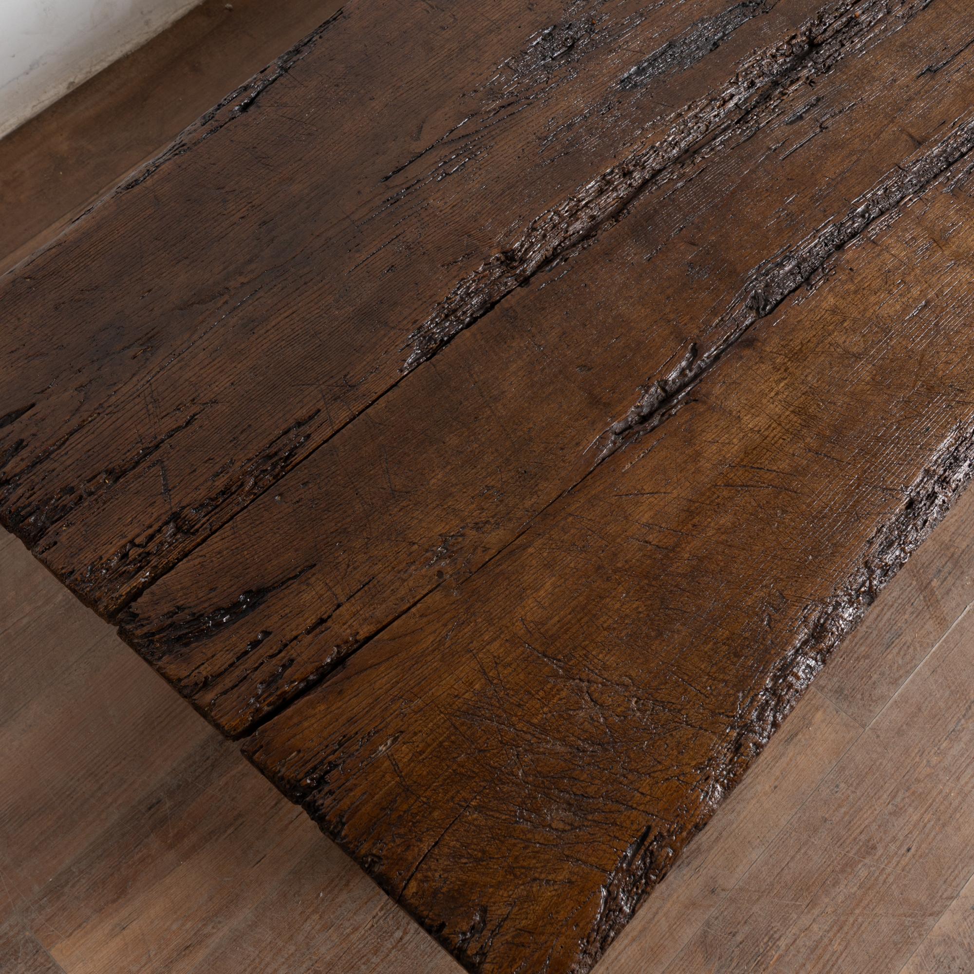 Table basse rustique en chêne foncé du XVIIIe siècle avec deux tiroirs en vente 7