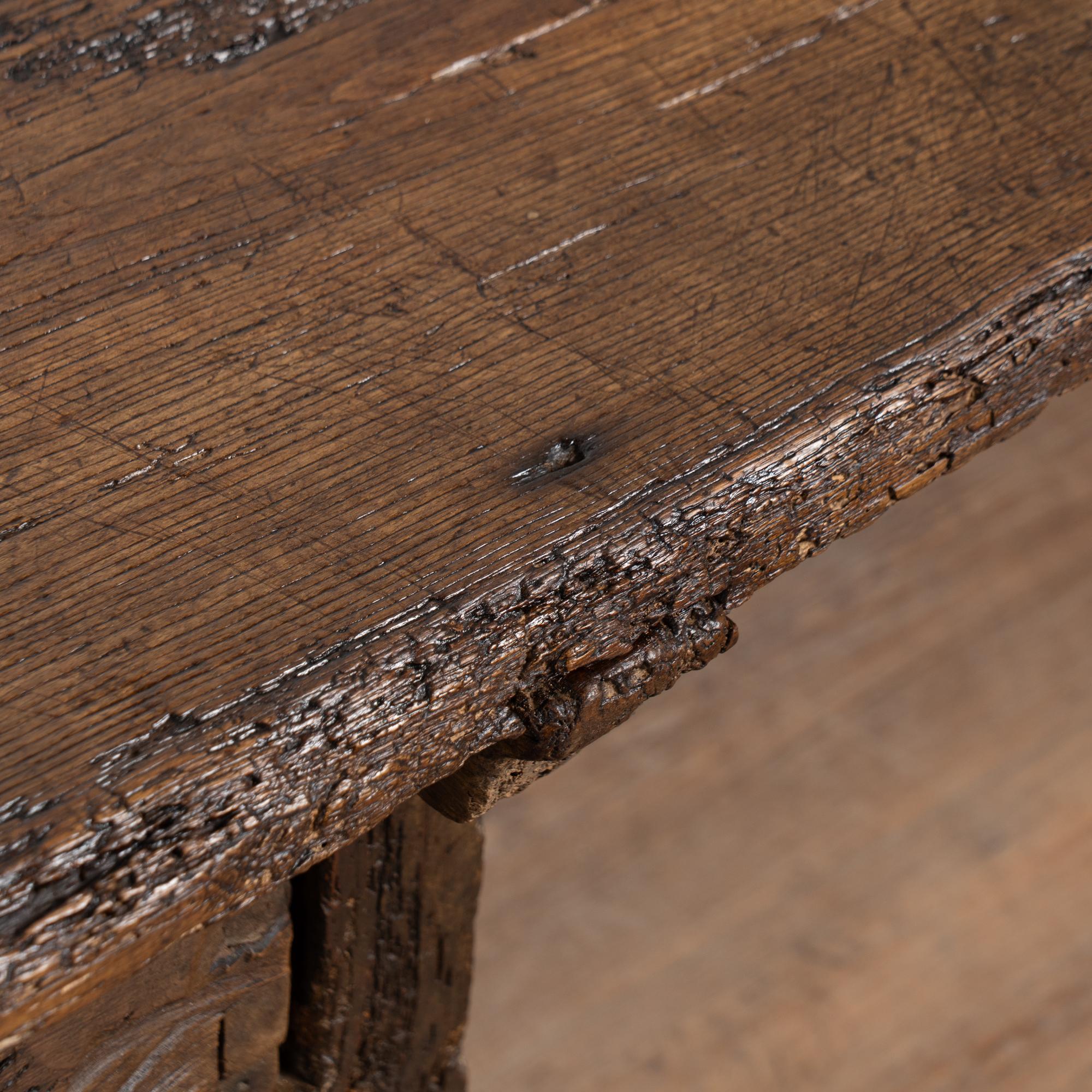 Table basse rustique en chêne foncé du XVIIIe siècle avec deux tiroirs en vente 8