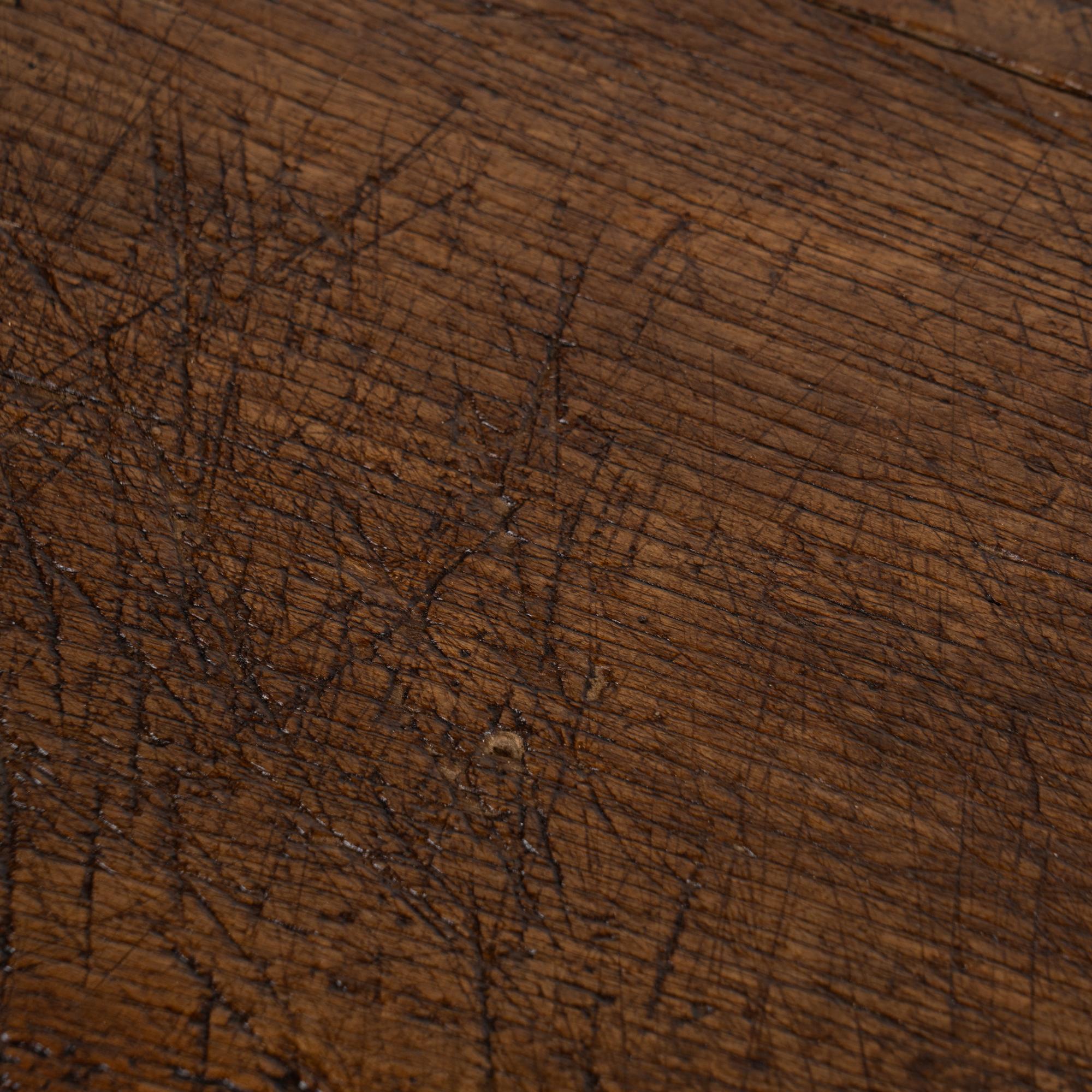 Table basse rustique en chêne foncé du XVIIIe siècle avec deux tiroirs en vente 10