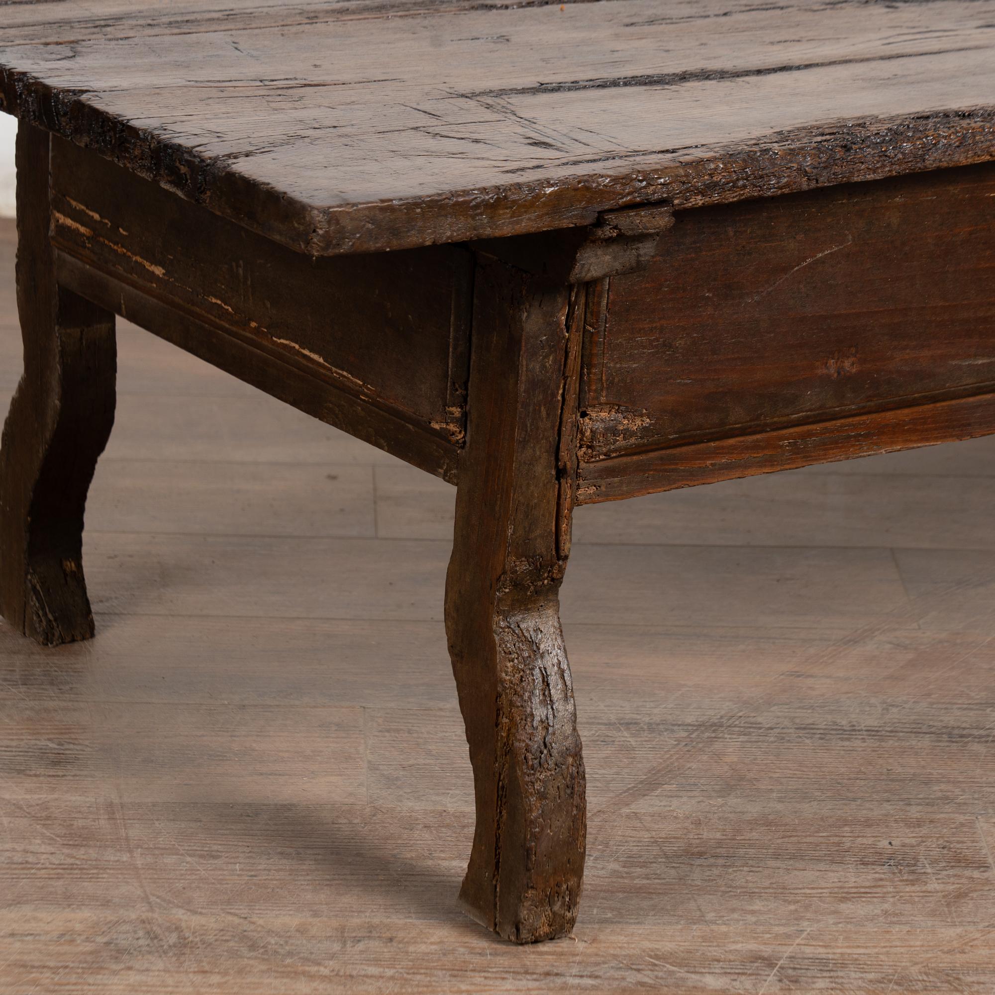 Table basse rustique en chêne foncé du XVIIIe siècle avec deux tiroirs en vente 11