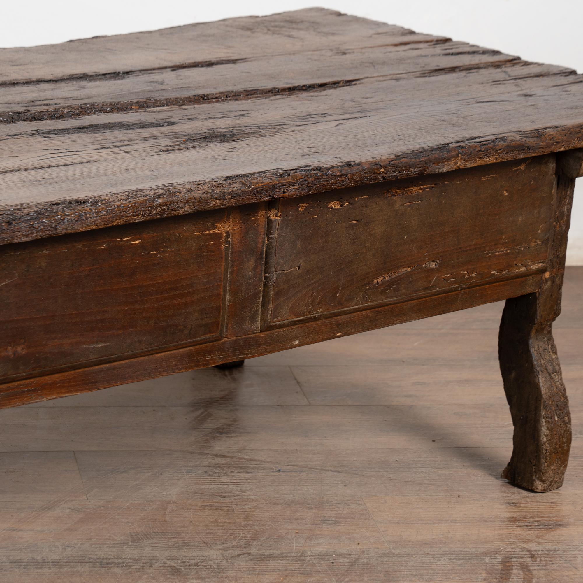 Table basse rustique en chêne foncé du XVIIIe siècle avec deux tiroirs en vente 12