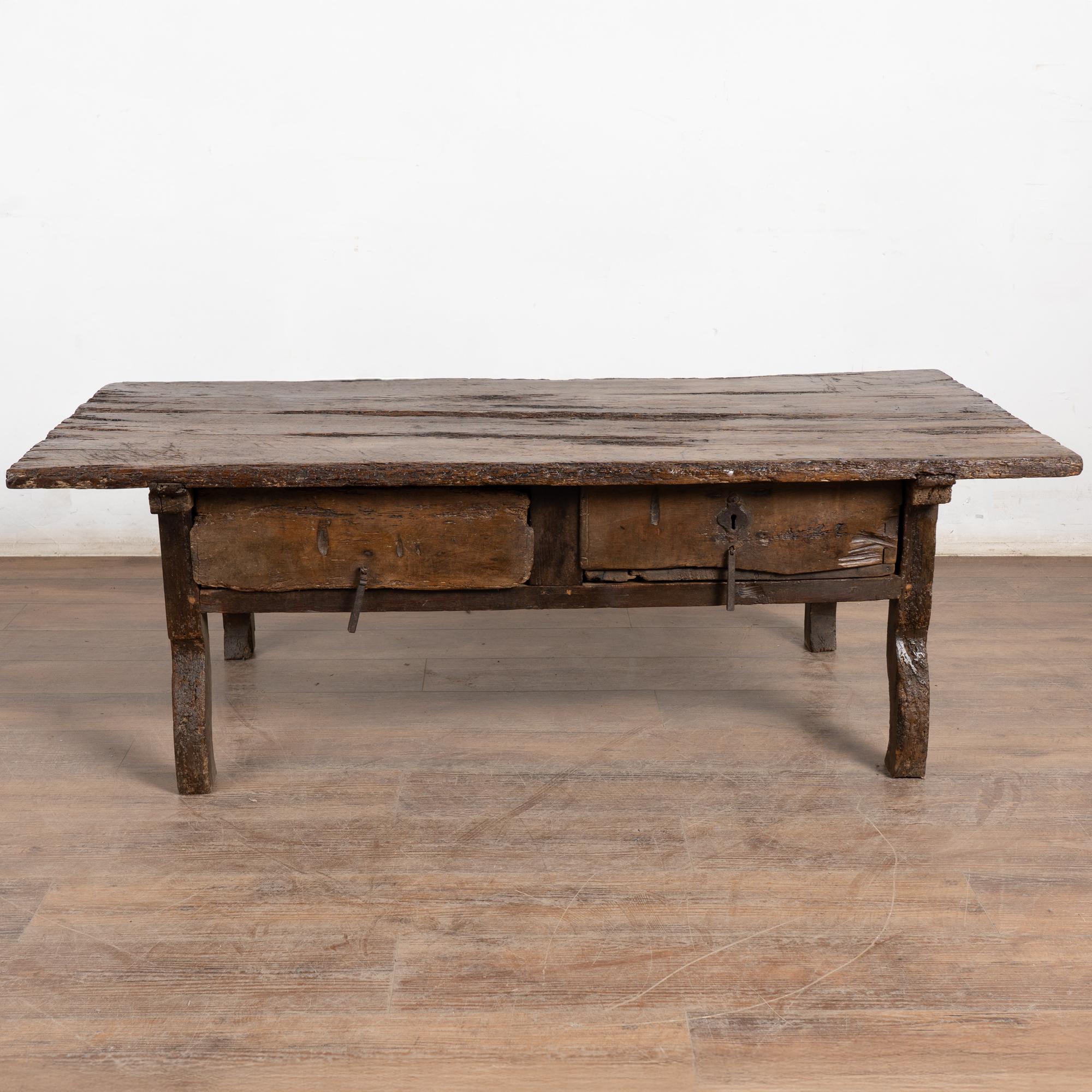 Portugais Table basse rustique en chêne foncé du XVIIIe siècle avec deux tiroirs en vente