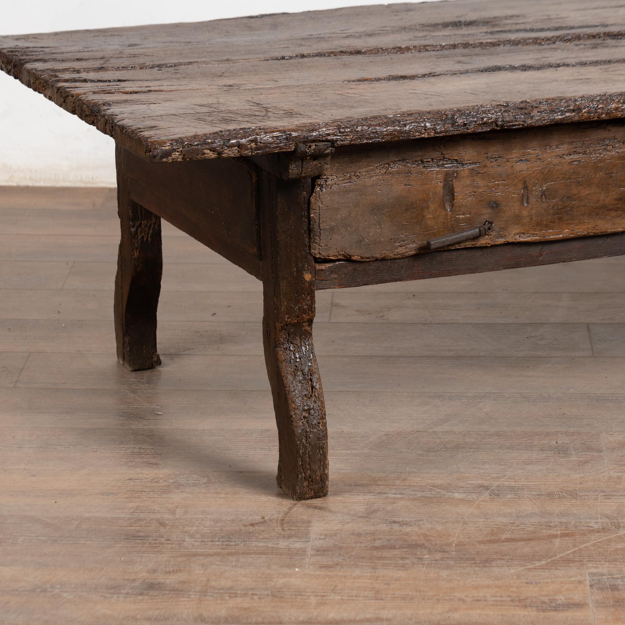 Fait main Table basse rustique en chêne foncé du XVIIIe siècle avec deux tiroirs en vente