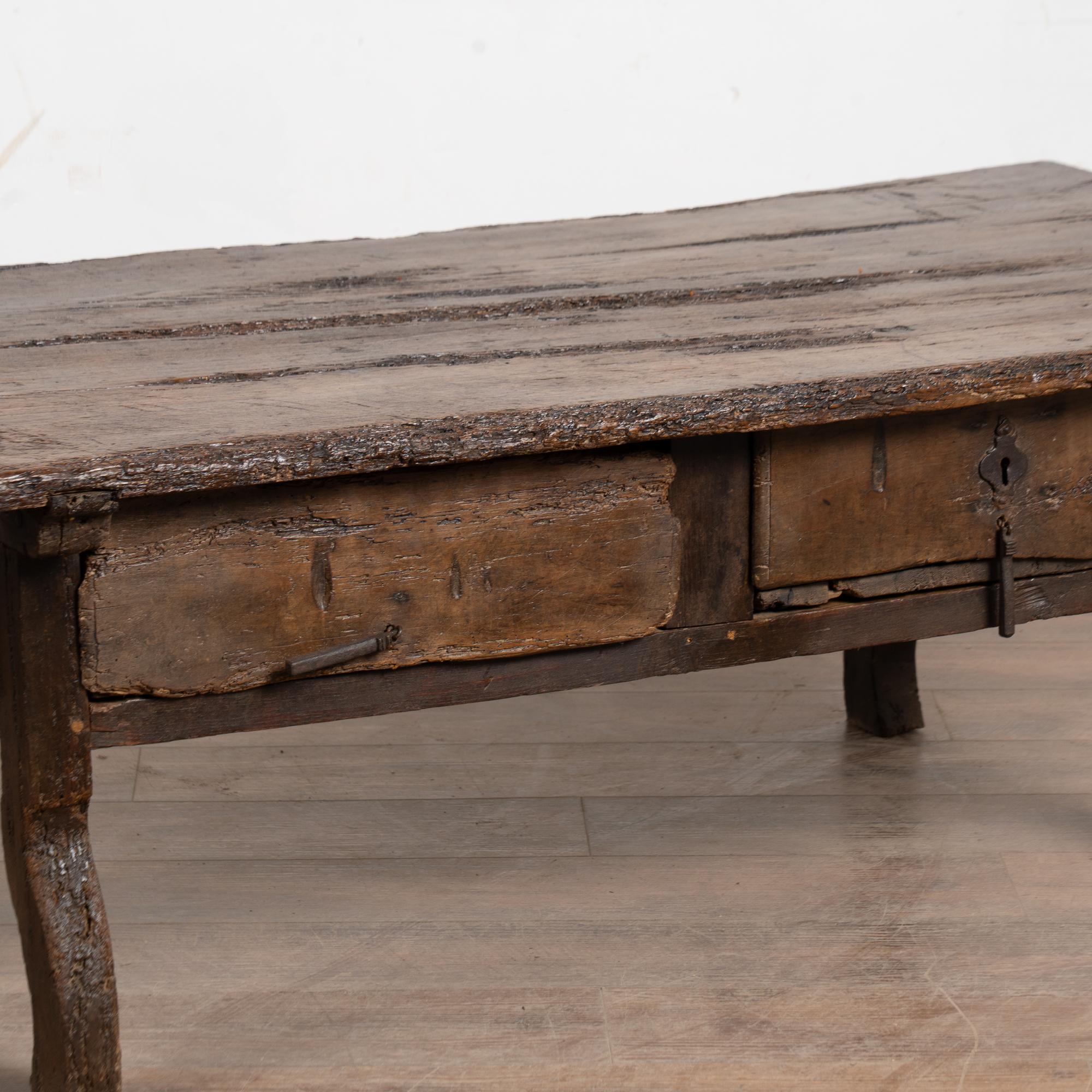 Table basse rustique en chêne foncé du XVIIIe siècle avec deux tiroirs Abîmé - En vente à Round Top, TX