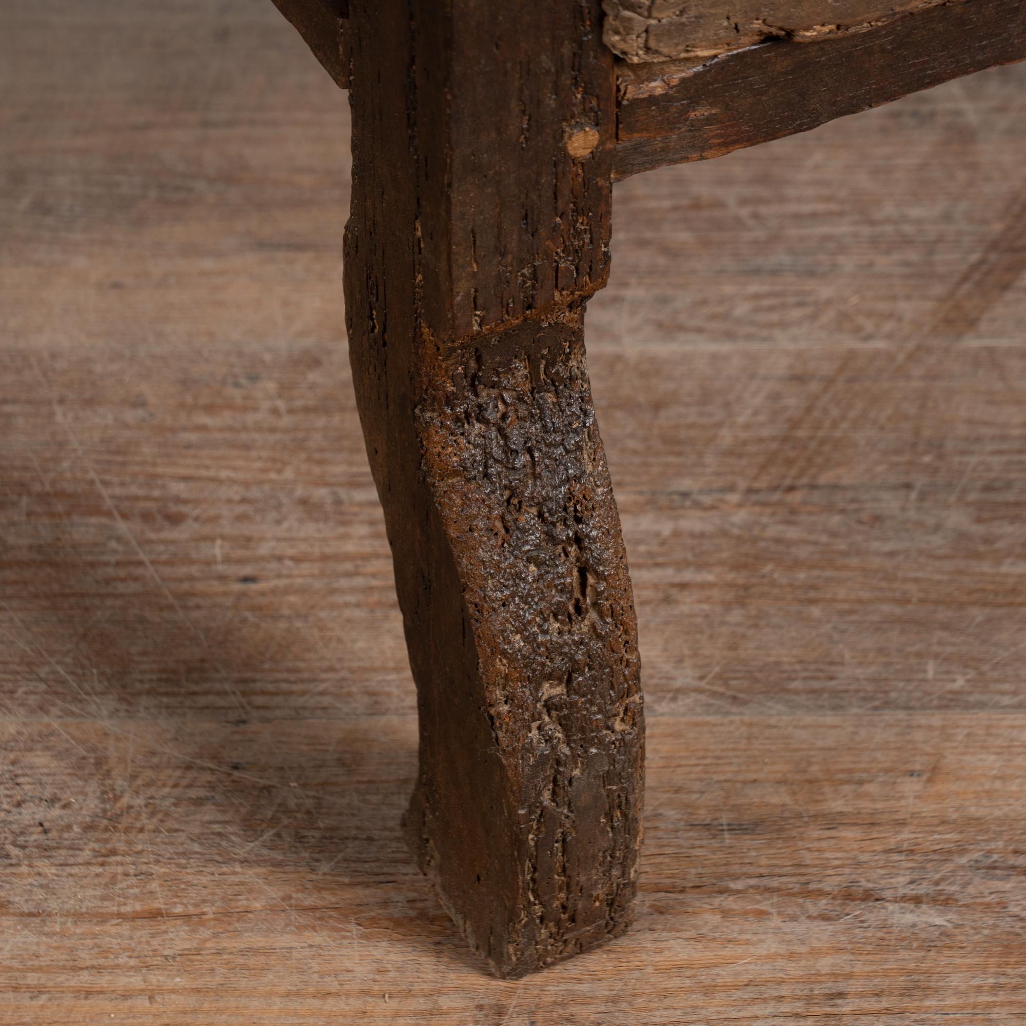 Chêne Table basse rustique en chêne foncé du XVIIIe siècle avec deux tiroirs en vente