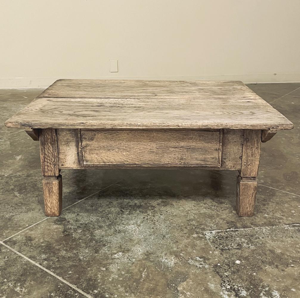 Rustique Table basse rustique hollandaise du 18e siècle en Oak Oak strié en vente