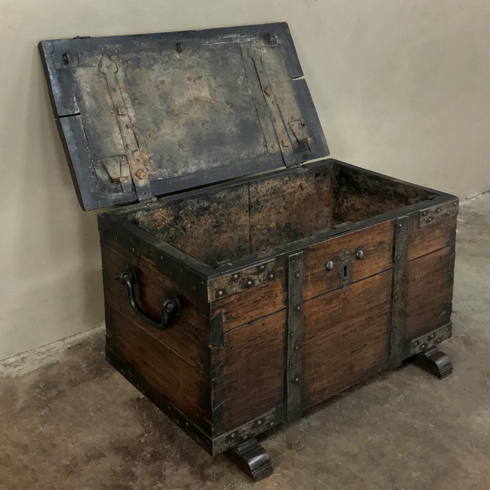 18th Century Rustic Dutch Trunk In Good Condition In Dallas, TX