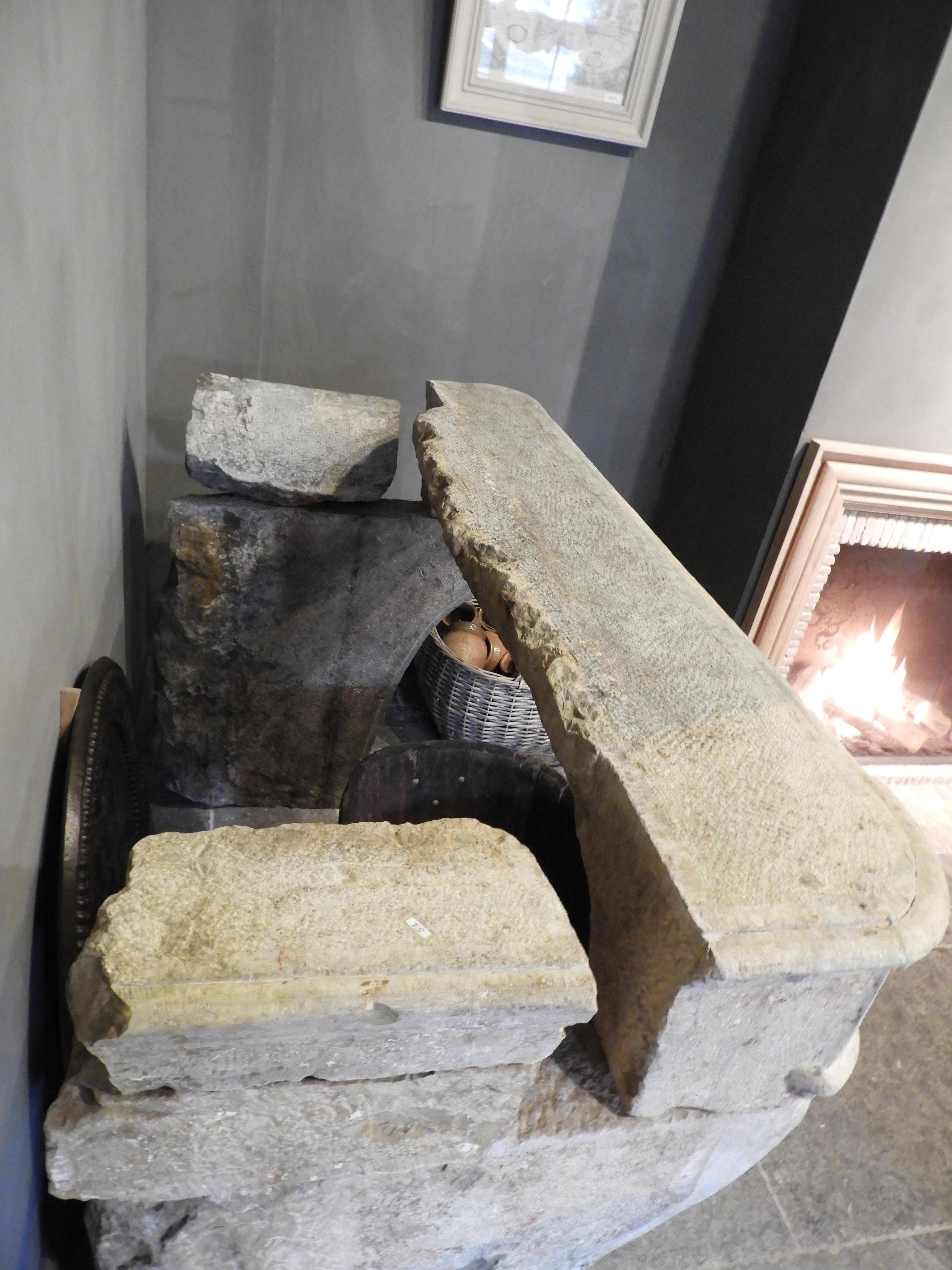18th Century Rustic French Bicolor Limestone Fireplace from Burgundy For Sale 2