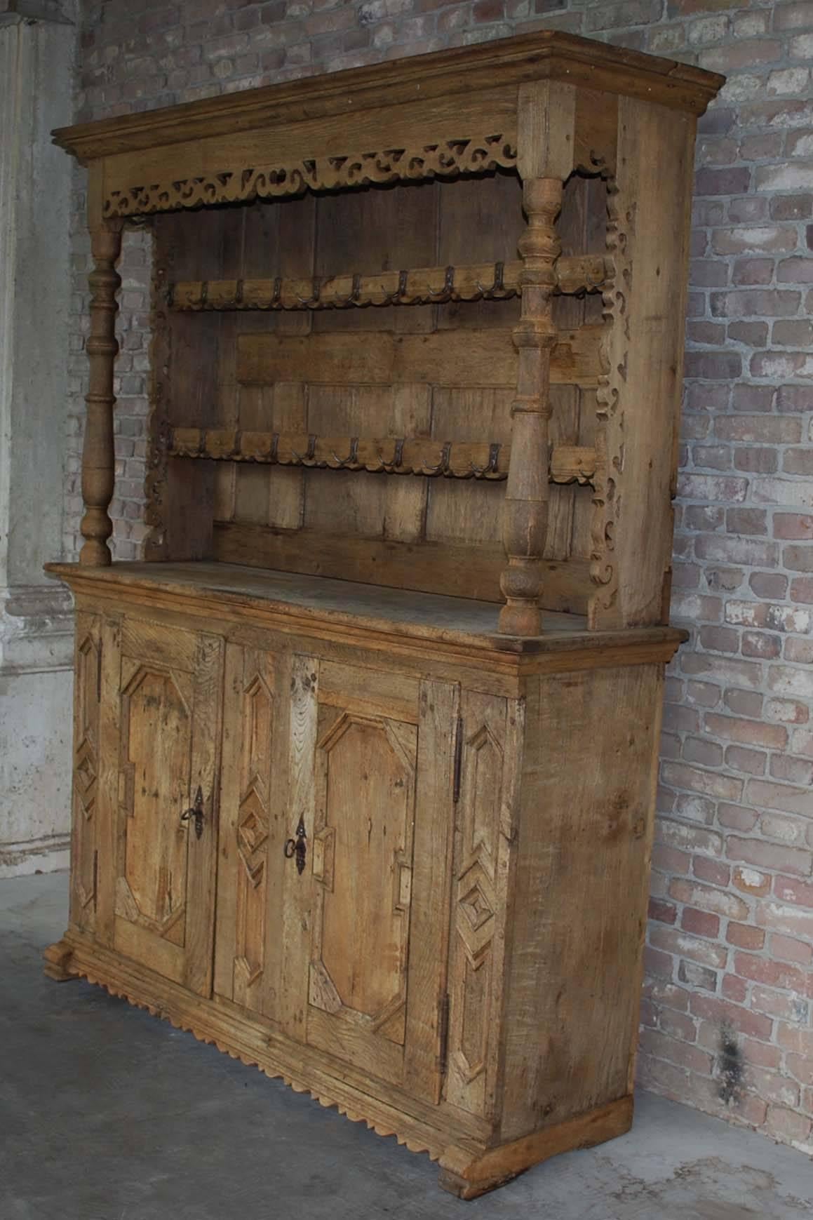 18th Century Rustic German Bleeched Farmhouse Oak Vaisselier In Good Condition For Sale In Casteren, NL