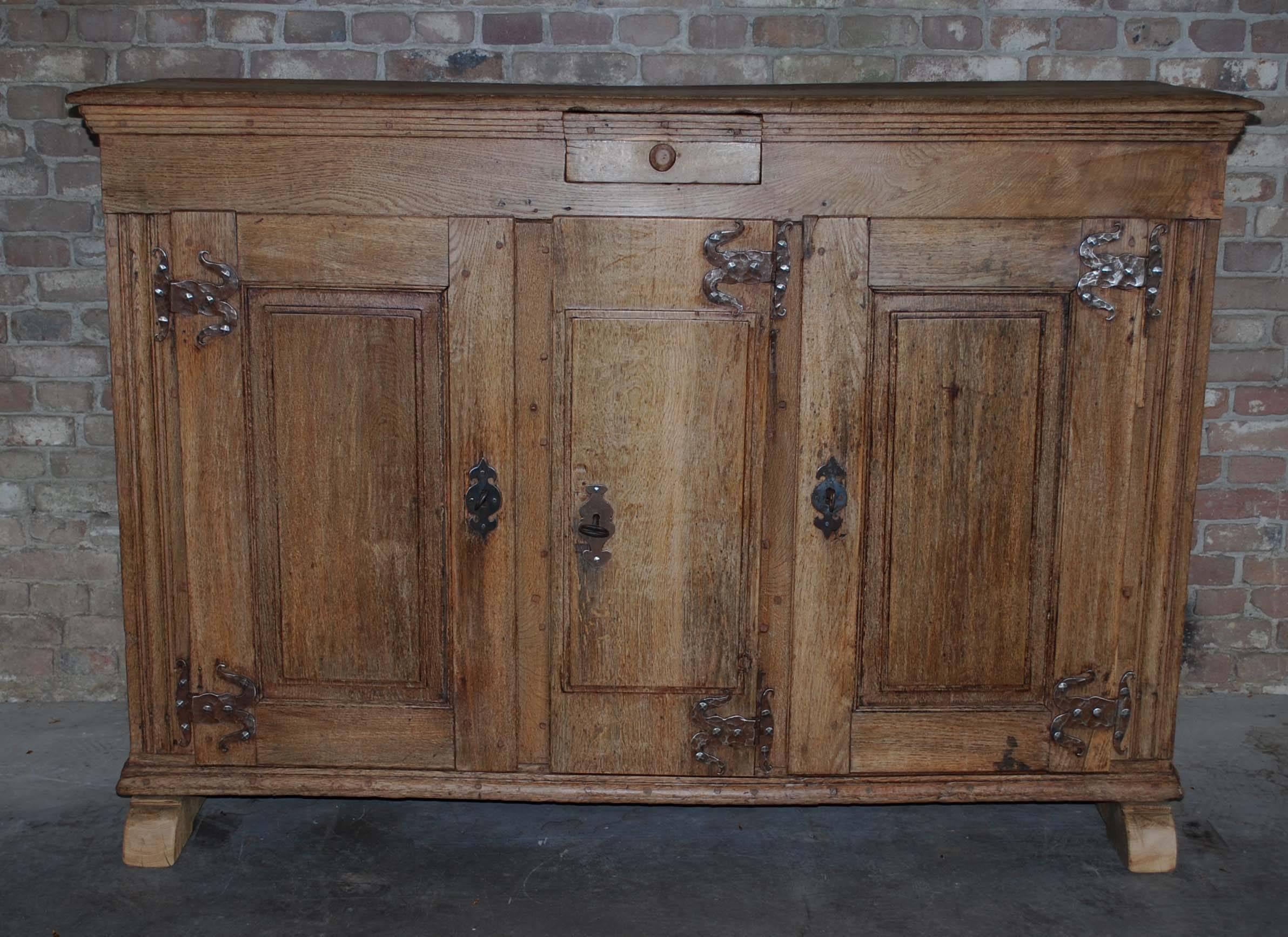 Tedesco Buffet in rovere sbiancato rustico tedesco del XVIII secolo in vendita