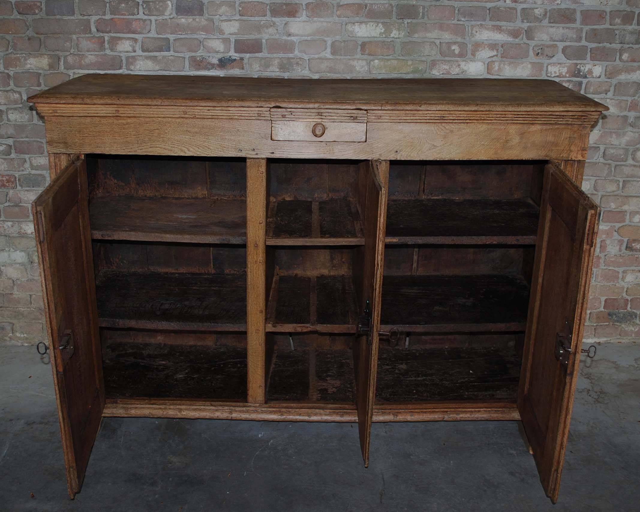 Quercia Buffet in rovere sbiancato rustico tedesco del XVIII secolo in vendita