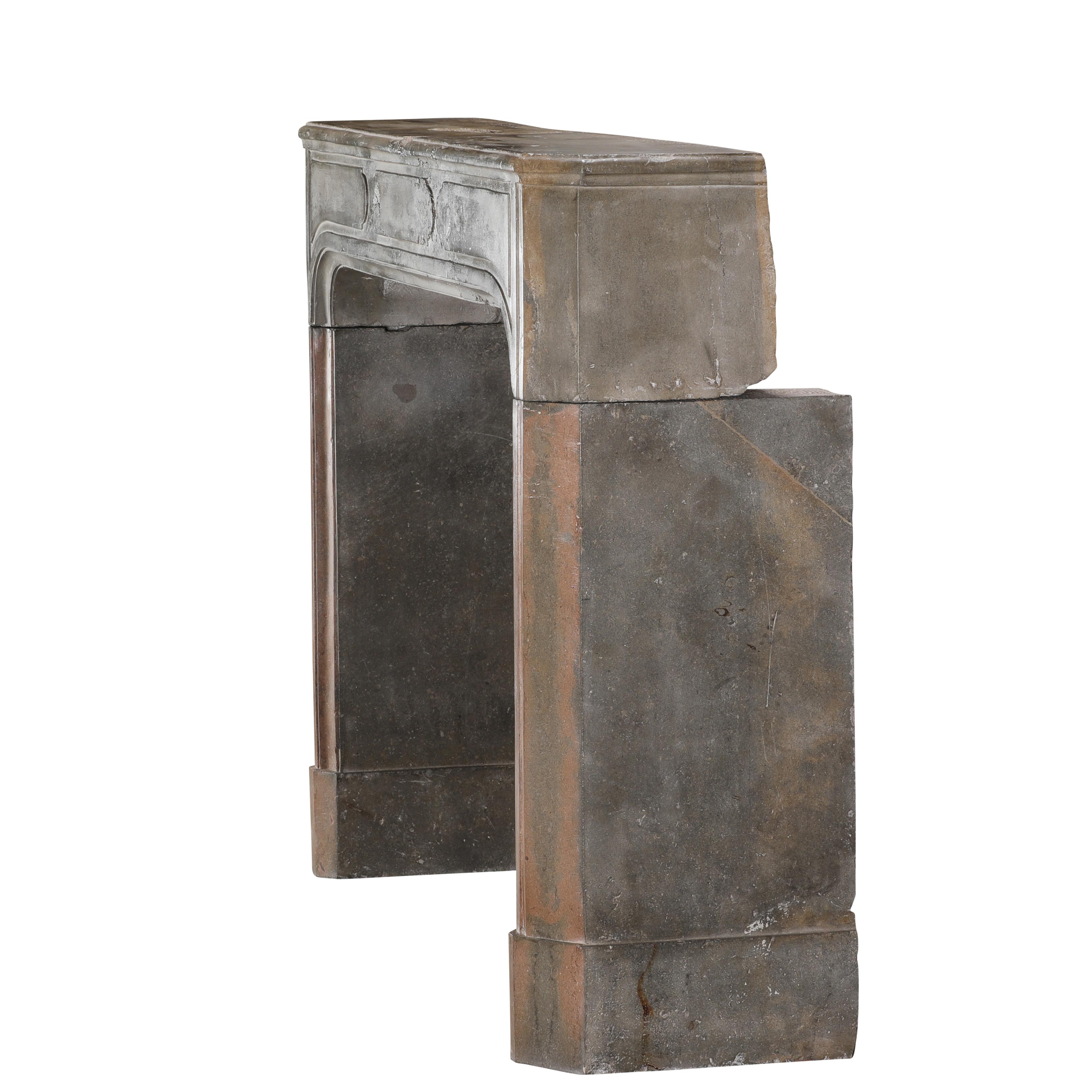 Chimenea rústica de piedra dura del siglo XVIII con pátina y desgaste excepcionales en venta 6