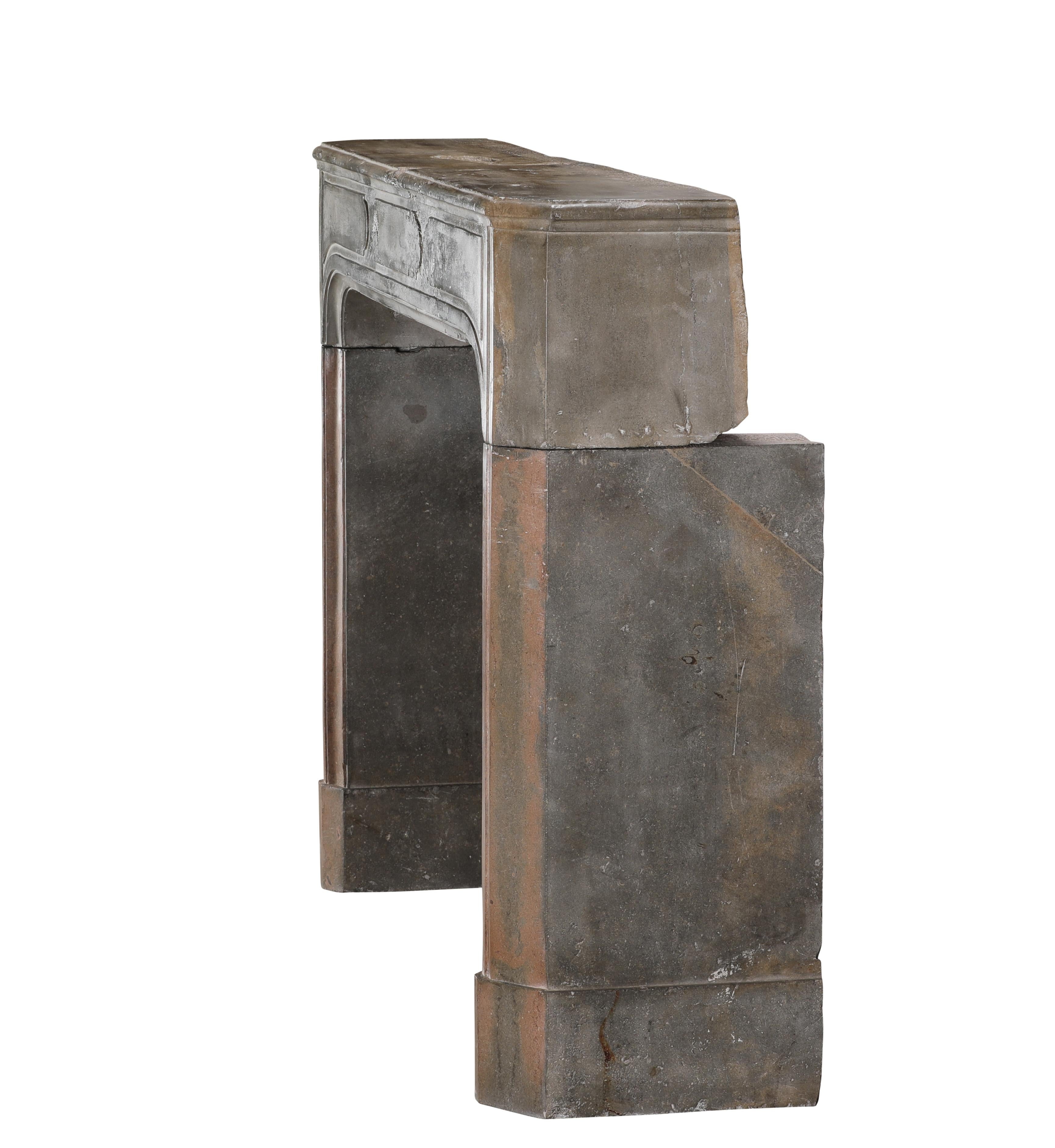 Chimenea rústica de piedra dura del siglo XVIII con pátina y desgaste excepcionales en venta 7