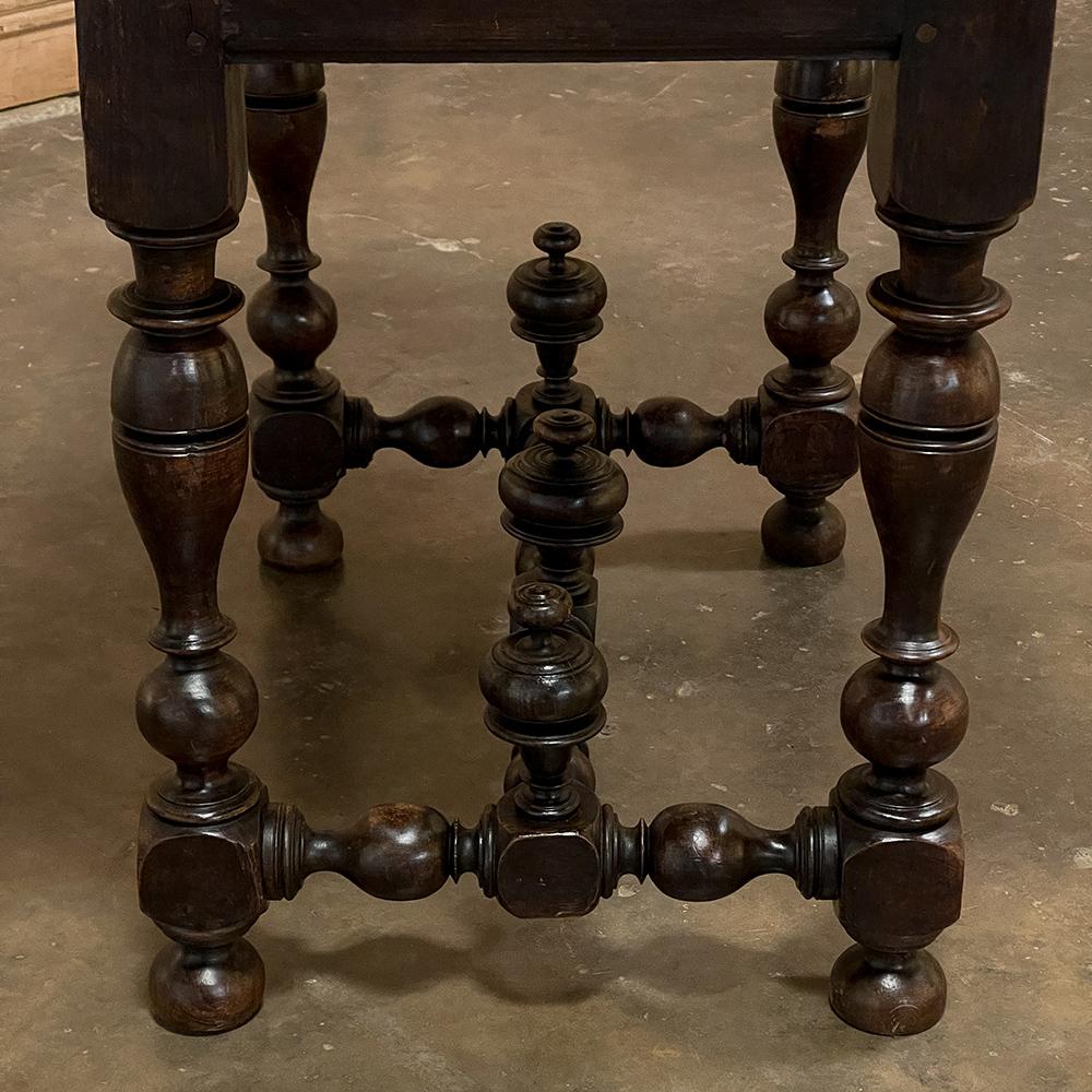 Table d'extrémité rustique Henri II du 18ème siècle en vente 4