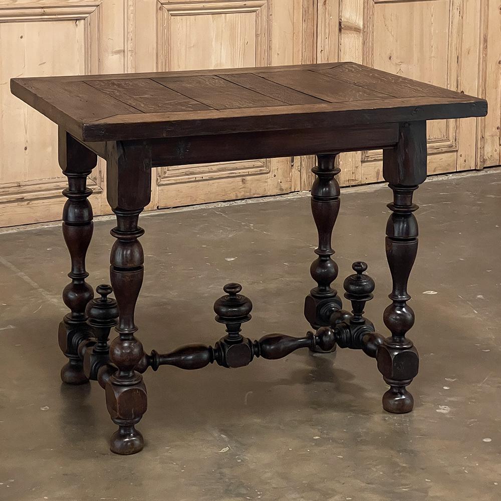 la table d'appoint rustique Henri II du 18e siècle a été façonnée à partir de chêne massif d'origine ancienne pour durer littéralement des siècles ! D'épaisses planches forment le plateau, assemblées selon la technique des tenons et mortaises, avec