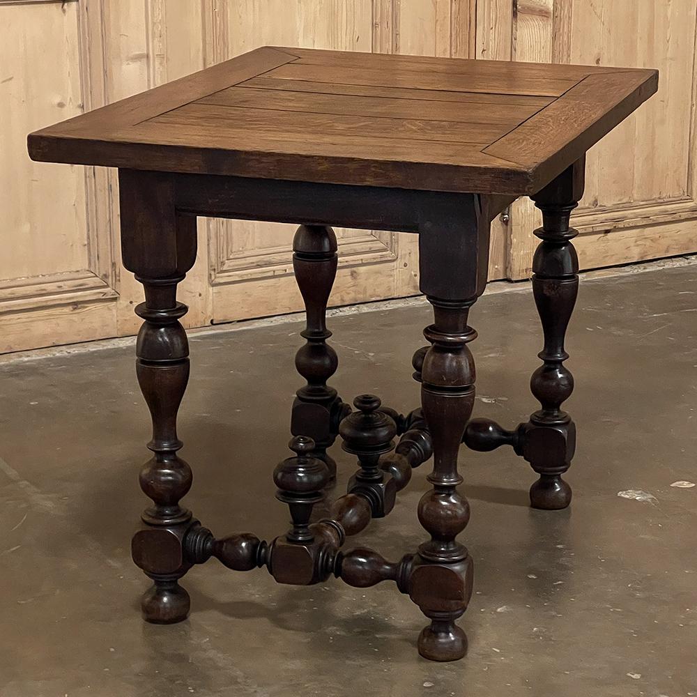 Chêne Table d'extrémité rustique Henri II du 18ème siècle en vente