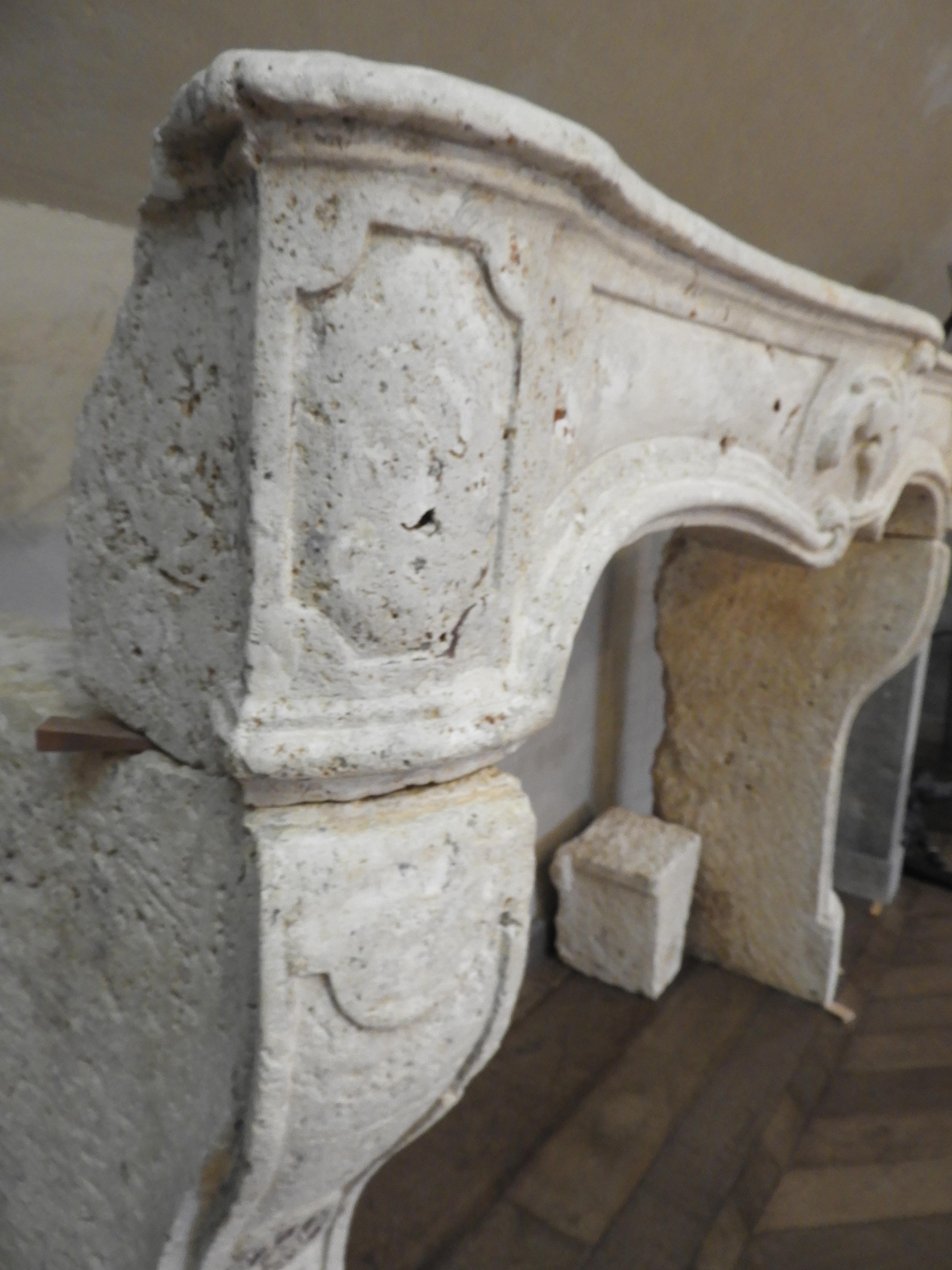 18th Century Rustic Louis XV Fireplace in French Limestone  im Angebot 3