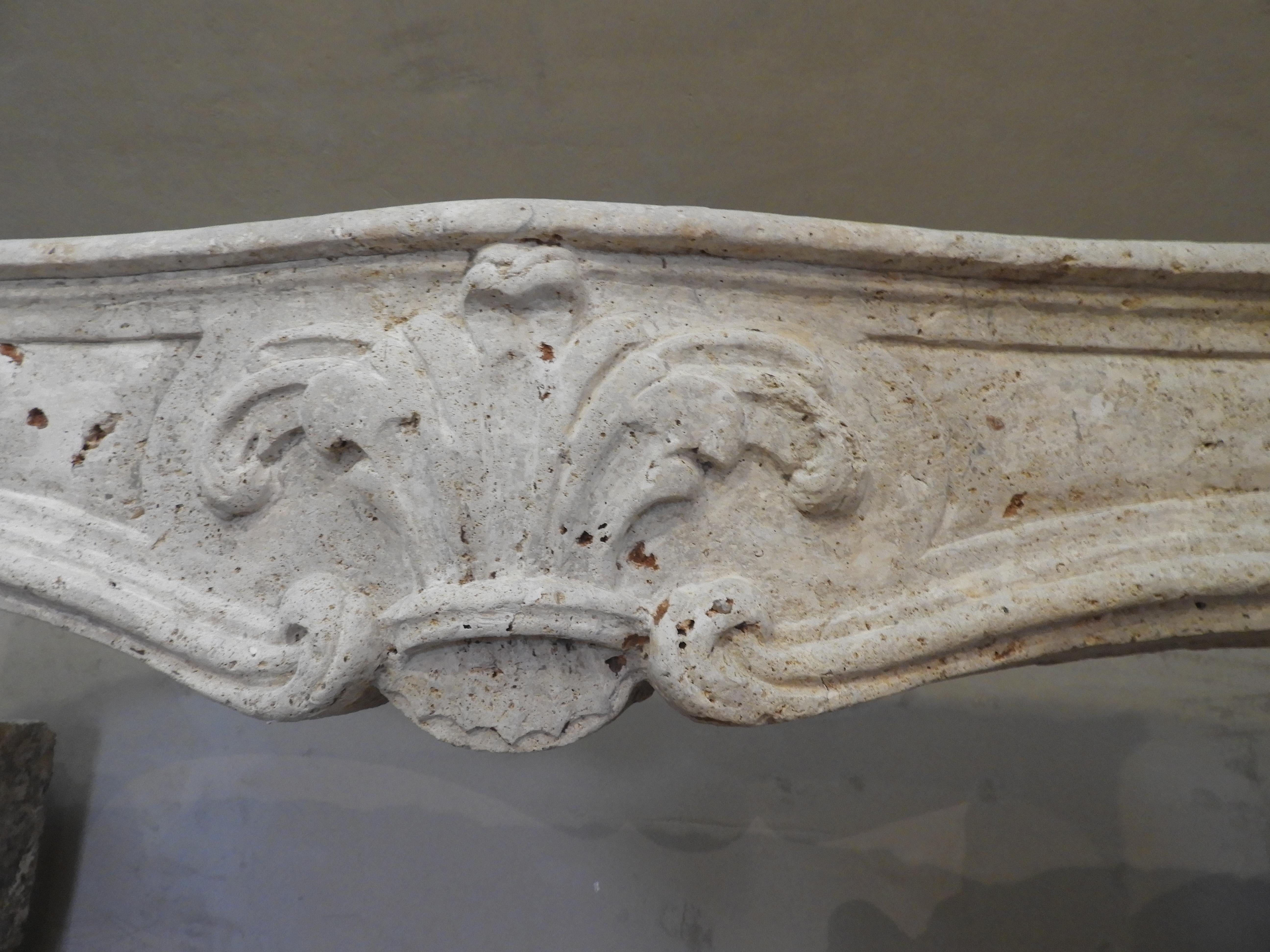 18th Century Rustic Louis XV Fireplace in French Limestone  (Louis XV.) im Angebot