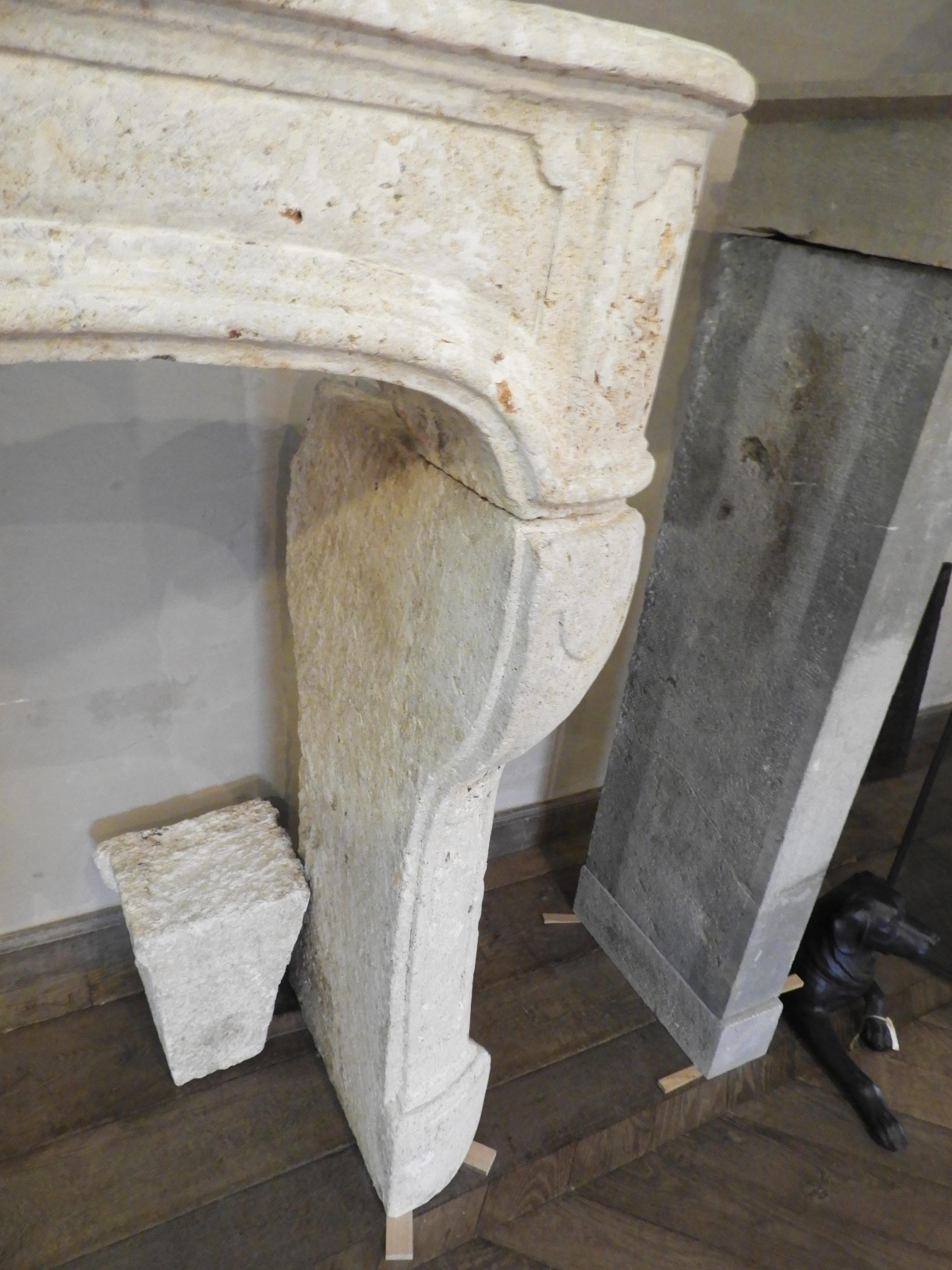 18th Century Rustic Louis XV Fireplace in French Limestone  im Angebot 1