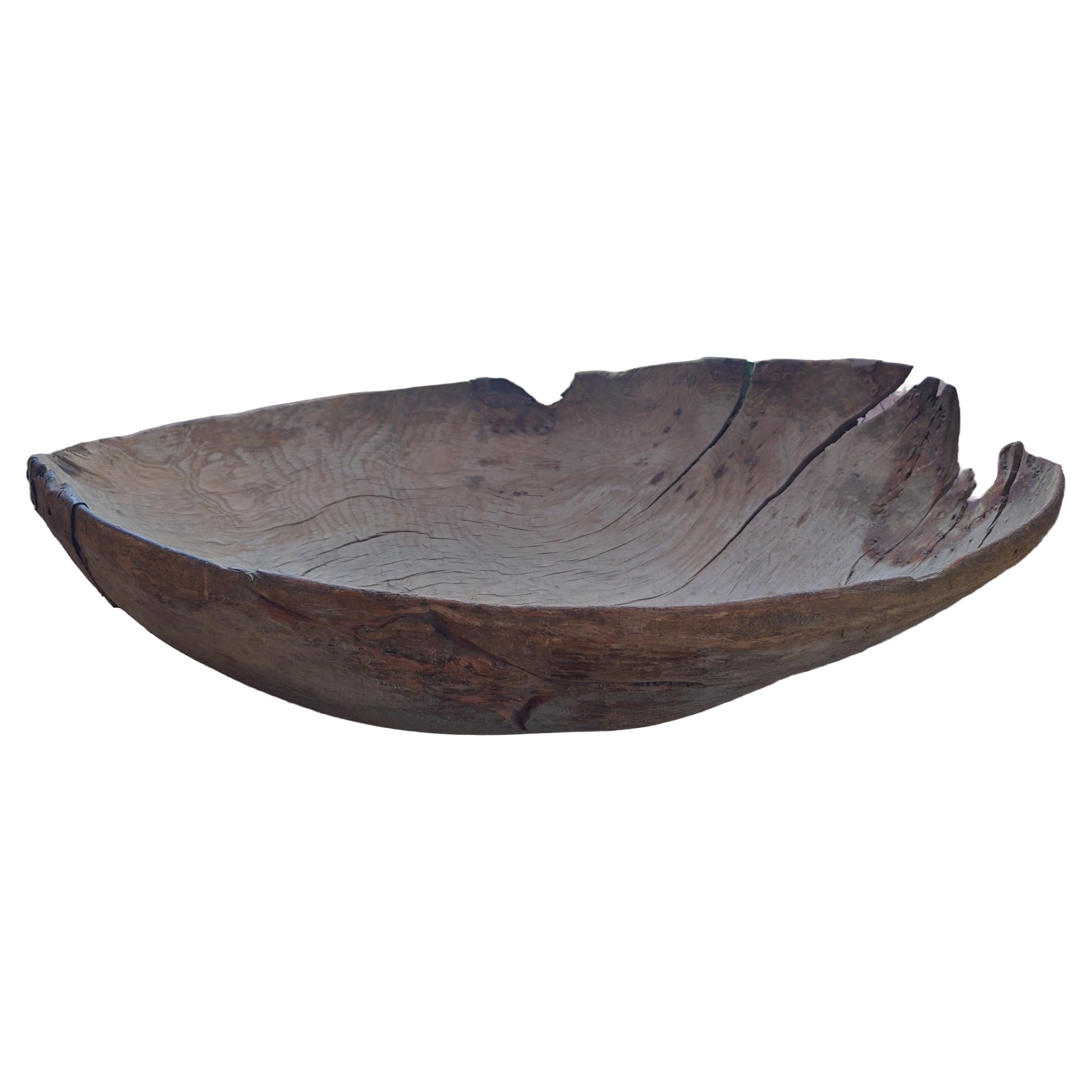 An exceptional large rare oval shaped 18th century primitive Swedish carved wooden knot bowl. Shows a dry textured finish showing a stunning aged patina. A truly remarkable piece. The bowl has a beautiful pearl gray original Color
Old cracks &