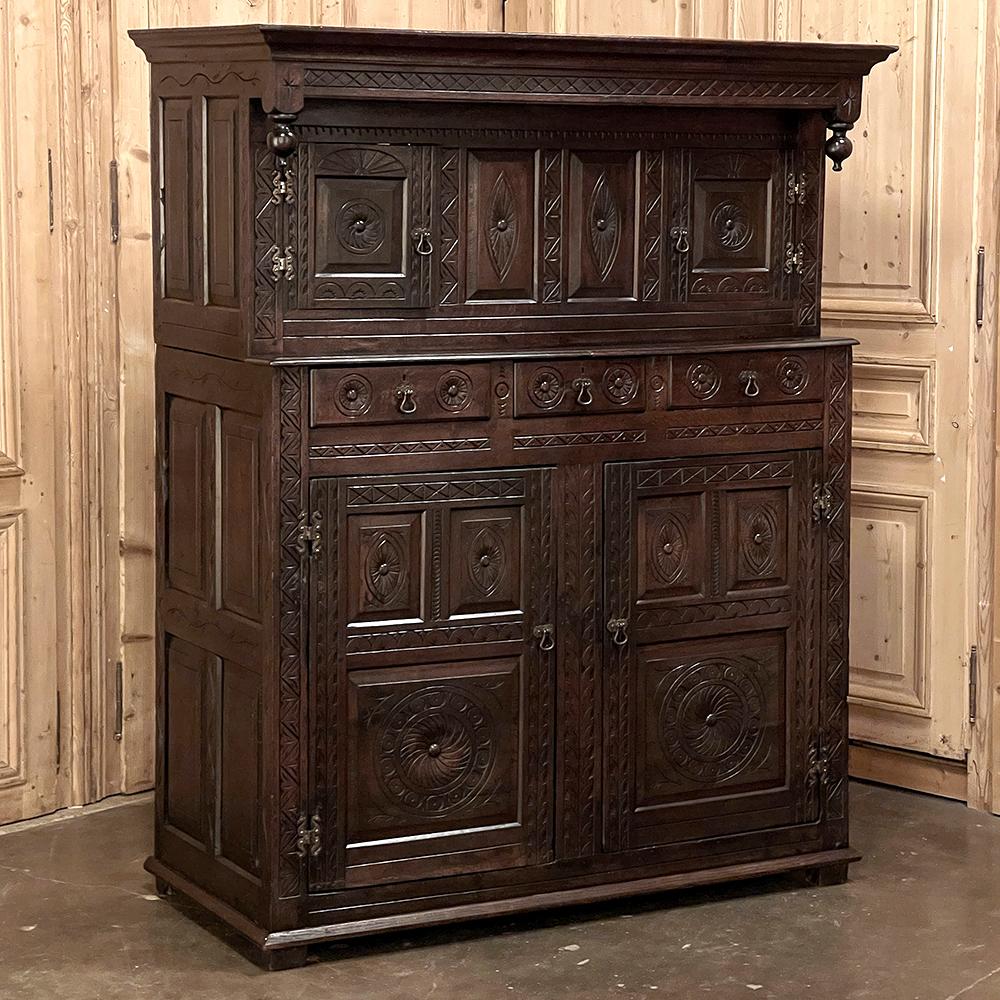 L'Armadio a due piani Rustico Rinascimentale del 18° secolo è la soluzione perfetta per avere più spazio a disposizione con stile!  Realizzato a mano in rovere massiccio, presenta un piano superiore sottilmente incassato e affiancato da terminali