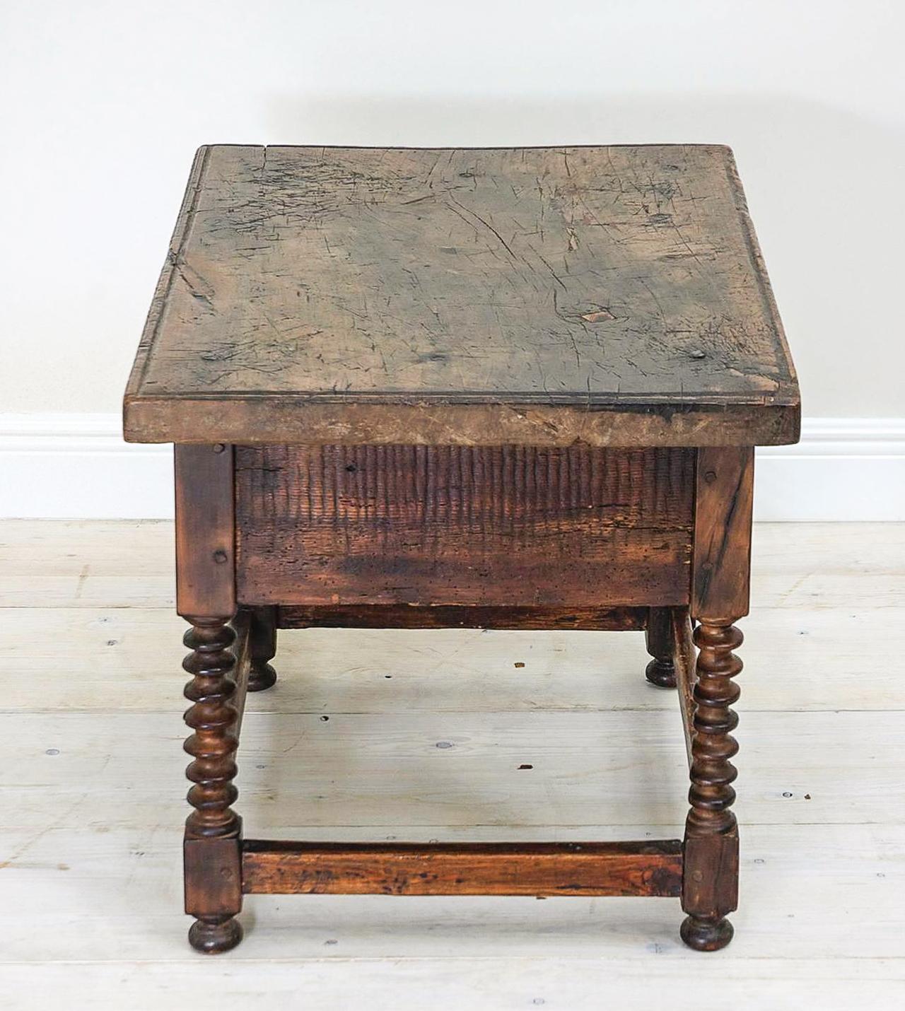 18th Century Rustic Spanish Small Shoemaker's Side Table with Spool Turned Legs In Good Condition For Sale In Madrid, ES