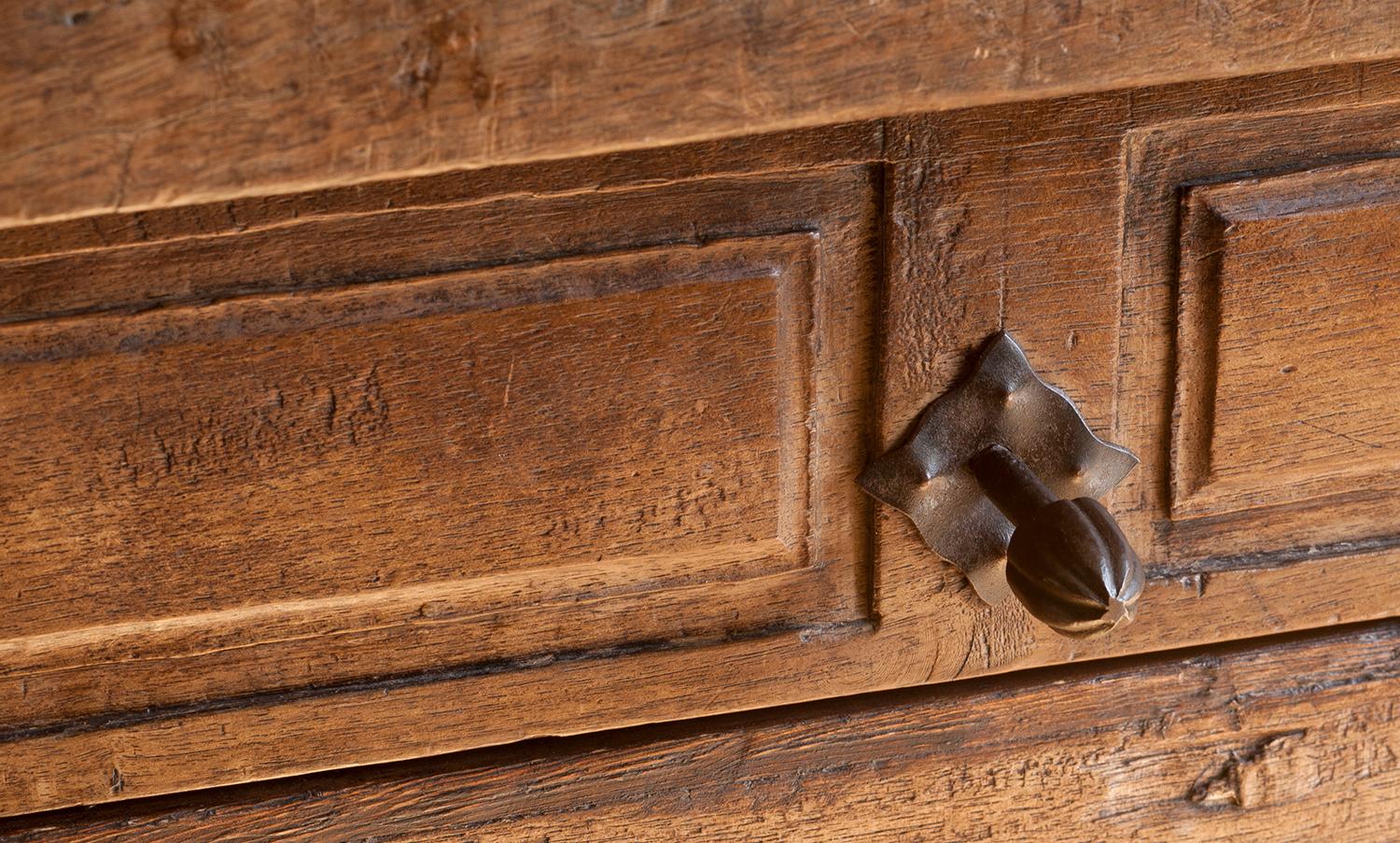 18th Century Rustic Spanish Small Shoemaker's Side Table with Spool Turned Legs For Sale 3