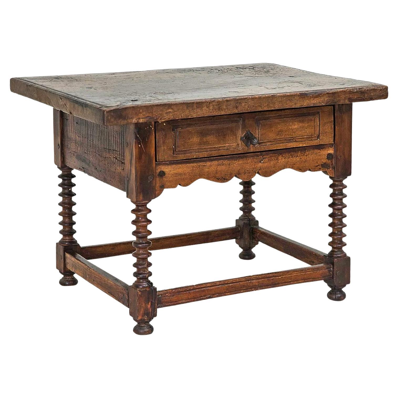 Petite table d'appoint espagnol rustique du 18ème siècle avec pieds tournés et bobine en vente