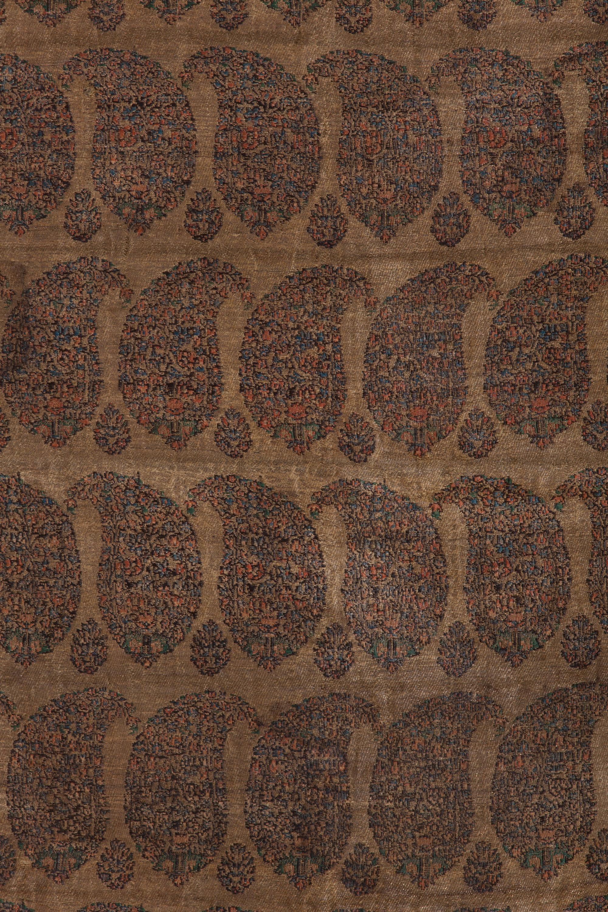 Ce textile historique safavide a un centre tissé avec des motifs boteh dans des couleurs beige, rouge et noir enveloppées d'or. Composé de trois tissus, le dos est en soie irisée magenta/dorée, avec une impression en diagonale.