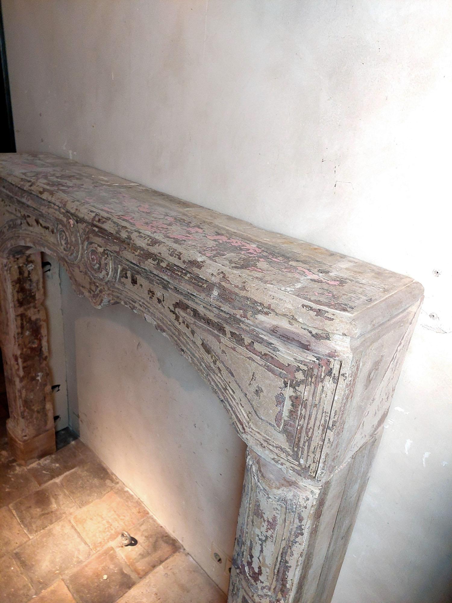 18th Century Sandstone Baroque Mantelpiece in soft Pink and Beige In Good Condition In Baambrugge, NL