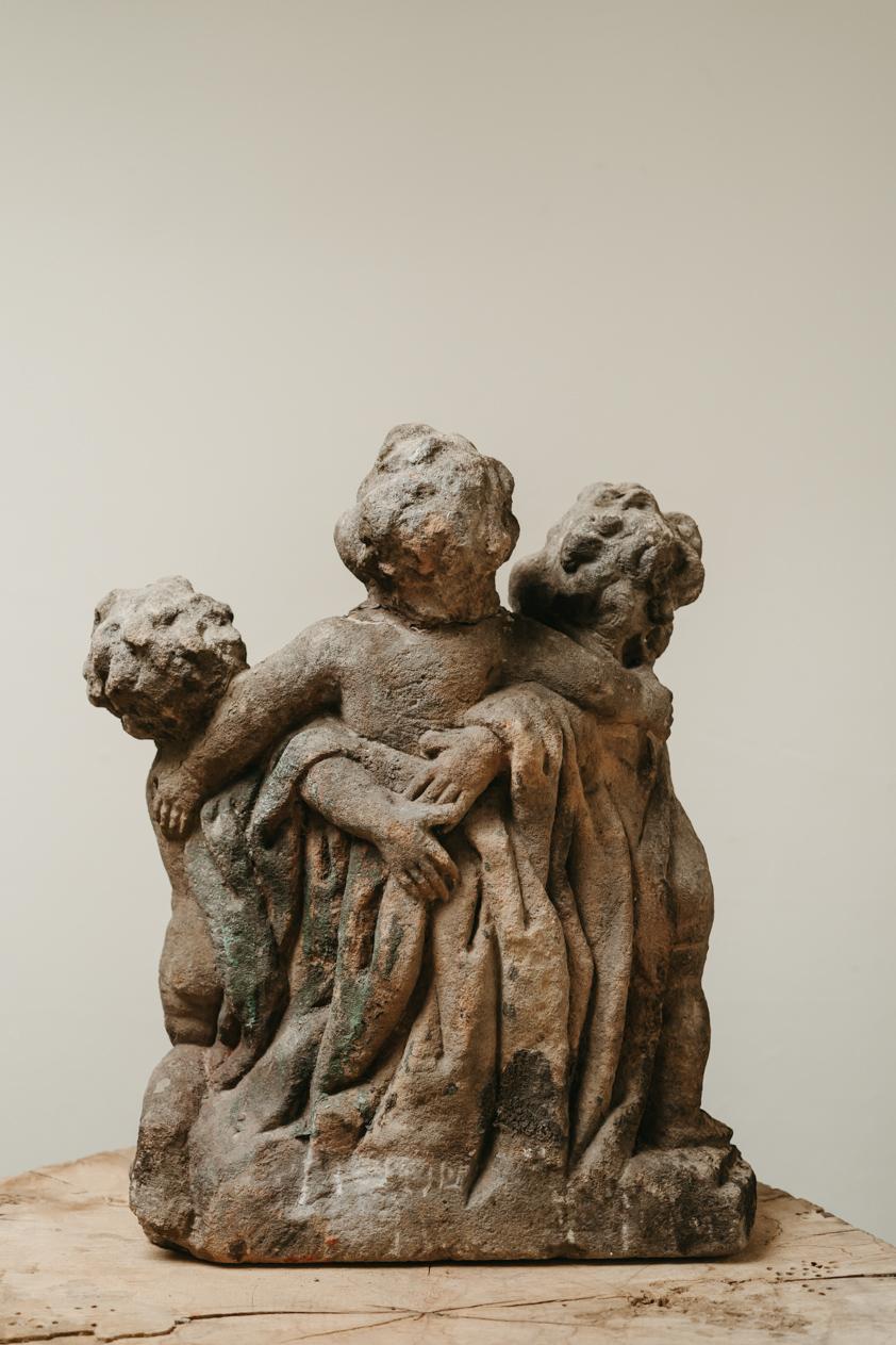 18th century sandstone statue ... angels ...  In Good Condition For Sale In Brecht, BE