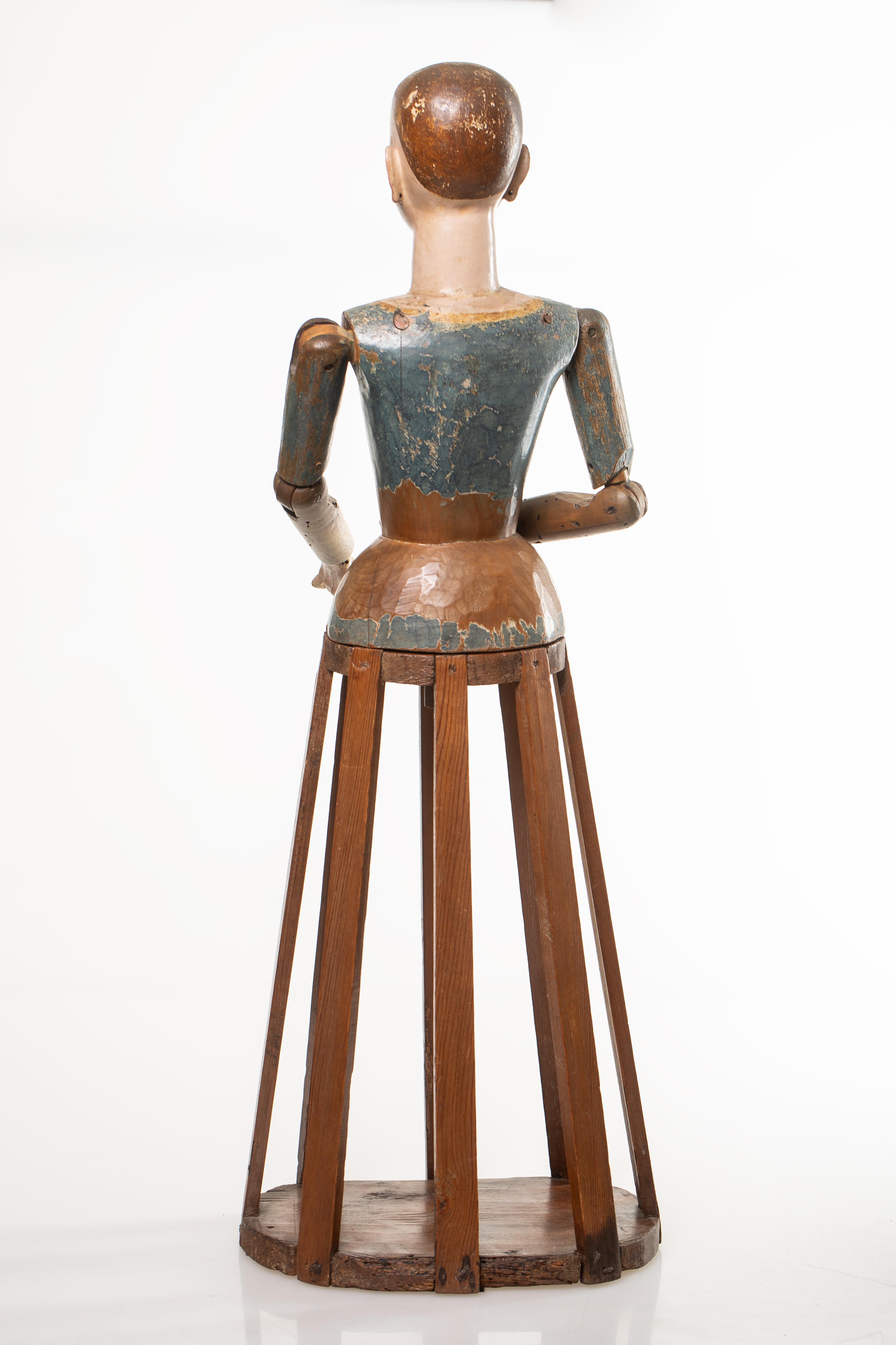 This extraordinary jointed doll – a so-called Santo figure – probably originates from Florence and dates back to the 18th century. With a height of 78 cm, a depth of 20 cm and a width of 26 cm, it impresses with its presence, the clear structure of