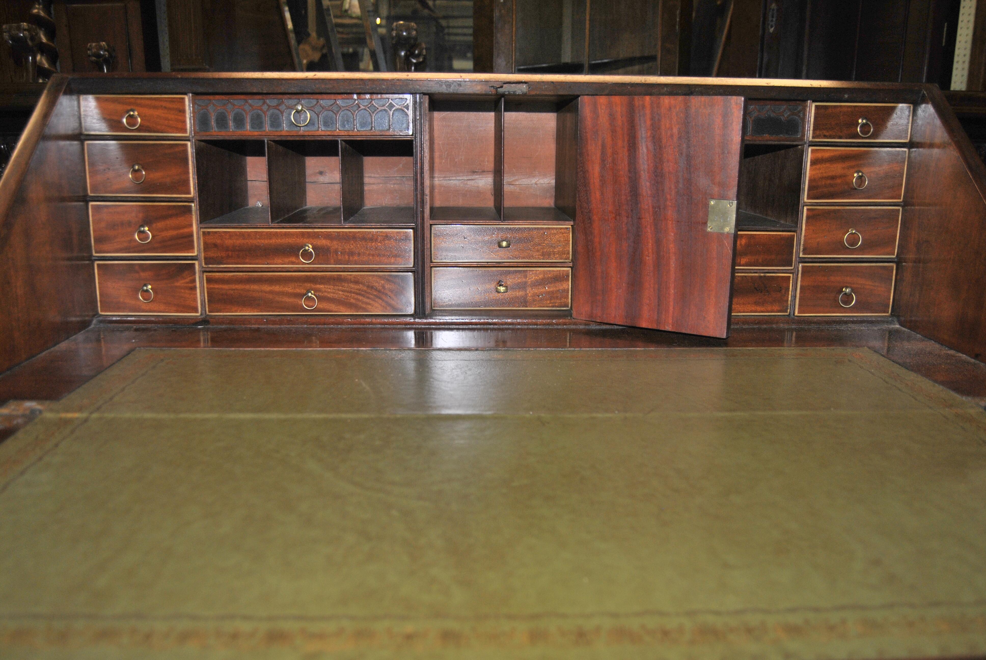 Secretario de caoba satinada y palisandro del siglo XVIII Inglés en venta