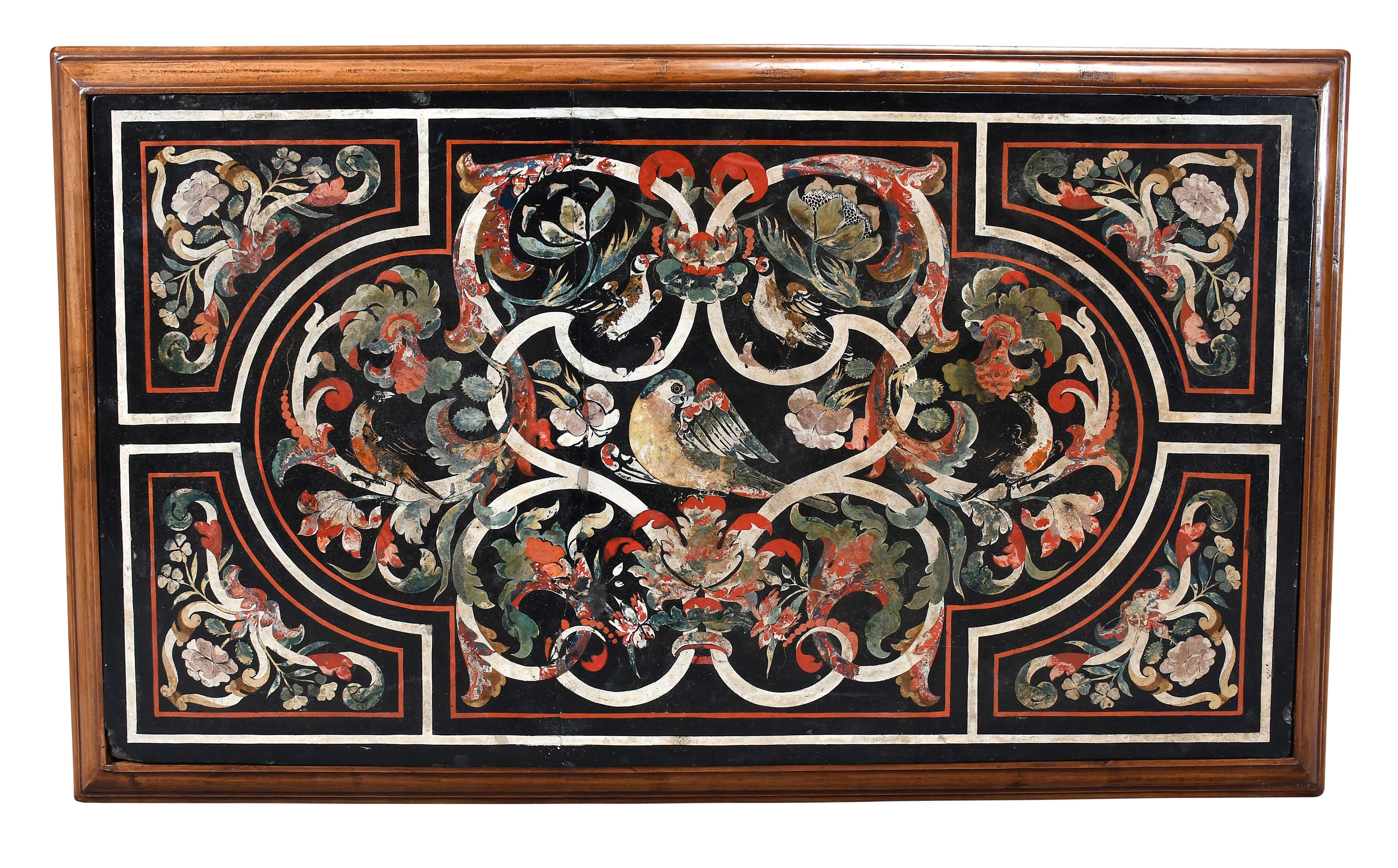 Plateau de table en scagliola du XVIIIe siècle présentant un motif de feuillage multicolore peuplé d'oiseaux, dont un perroquet au centre. La partie supérieure a été réparée et est maintenant renforcée par une plaque d'acier. La base est en noyer,