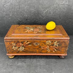 Skandinavische Volkskunst des 18. Jahrhunderts Handbemalte rechteckige Truhe Box