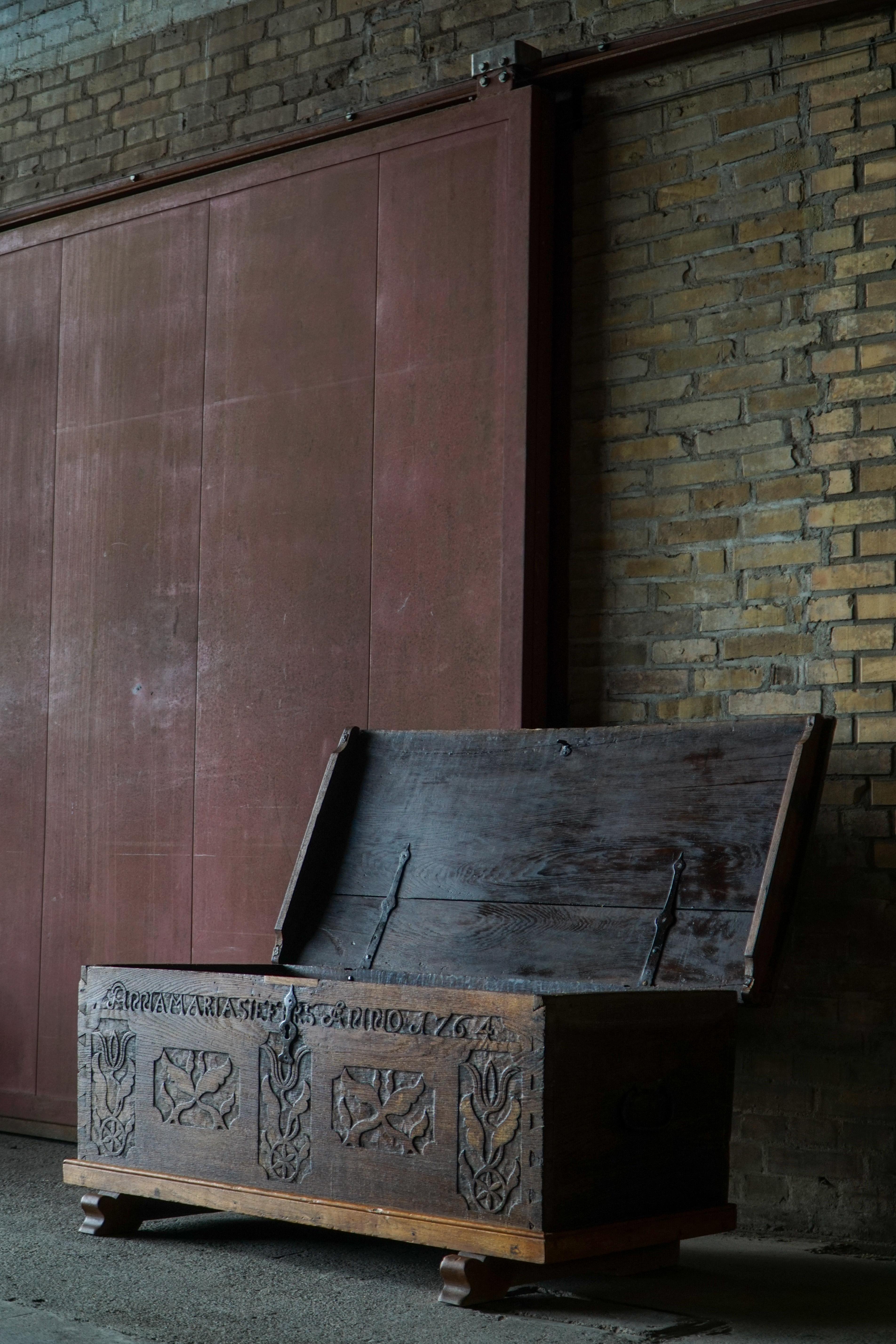 18th Century Scandinavian Folk Art Oak Chest with Carved Panels, Dated 1764 In Good Condition For Sale In Odense, DK