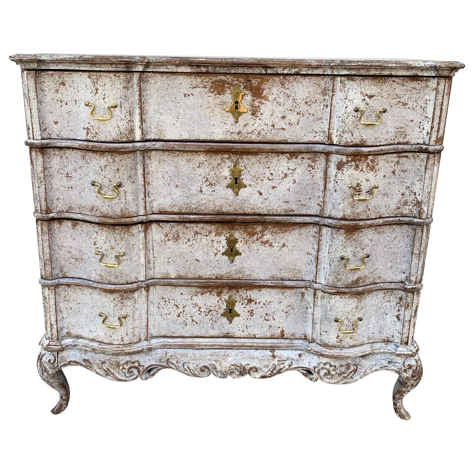 19th century Scandinavian painted baroque chest of drawers

Fine quality solid oak chest of drawers, circa 1840.

The chest has 4-drawer and the original hardware on the drawers and side handles. The original brass back plate on the drawer handles