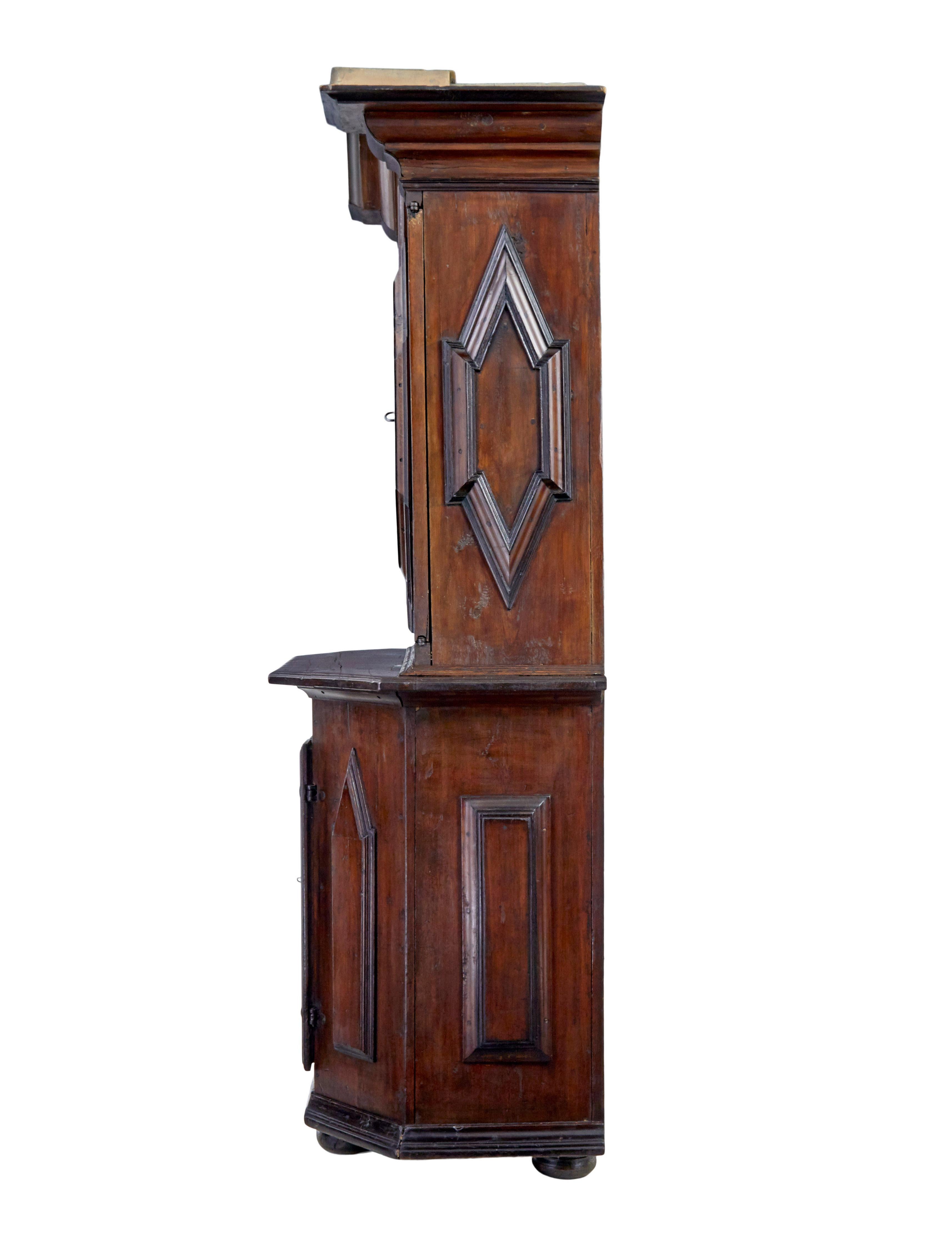 18th century Scandinavian pine baroque cupboard Renacimiento barroco en venta