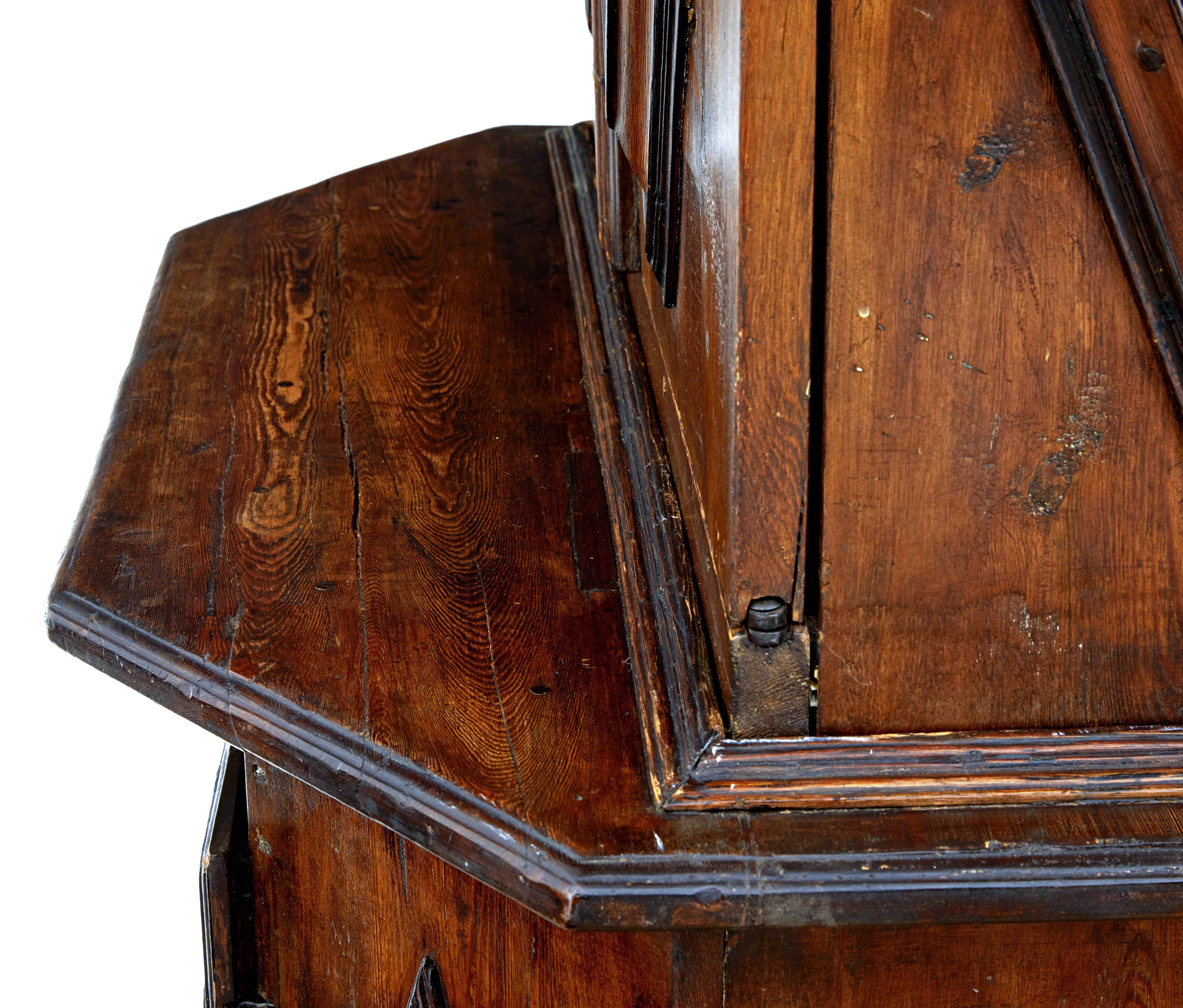 18th century Scandinavian pine baroque cupboard siglo XVIII en venta