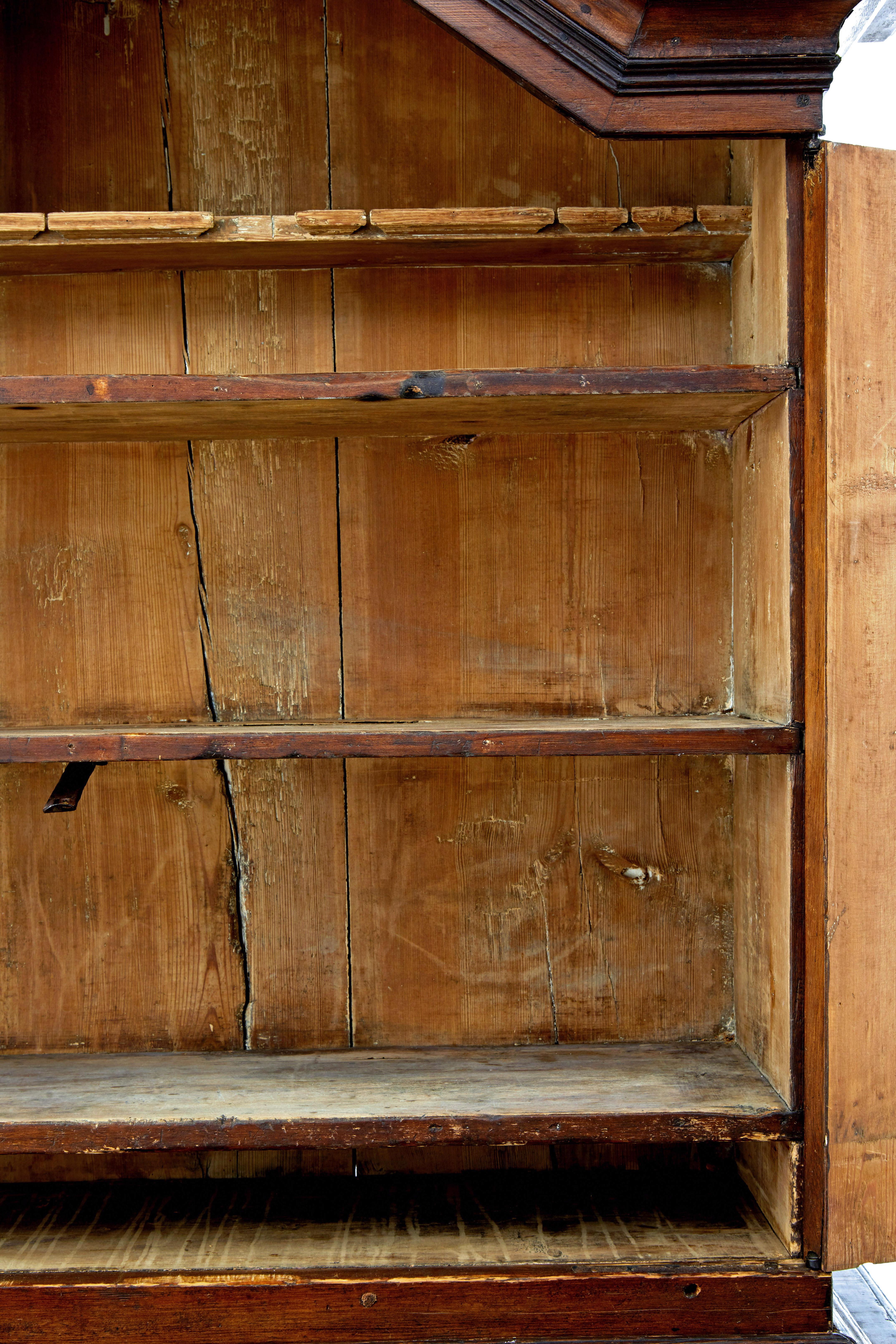 18th century Scandinavian pine baroque cupboard Pino en venta