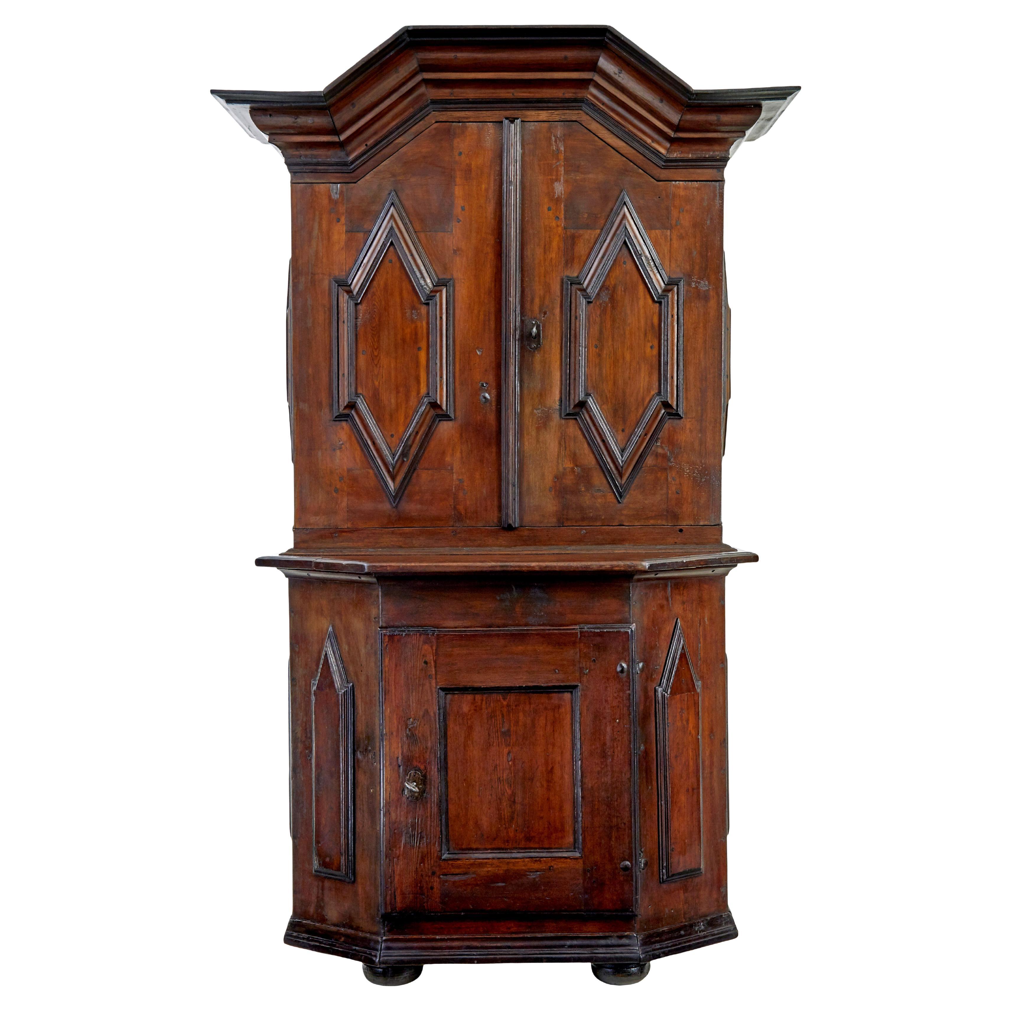 18th century Scandinavian pine baroque cupboard en venta