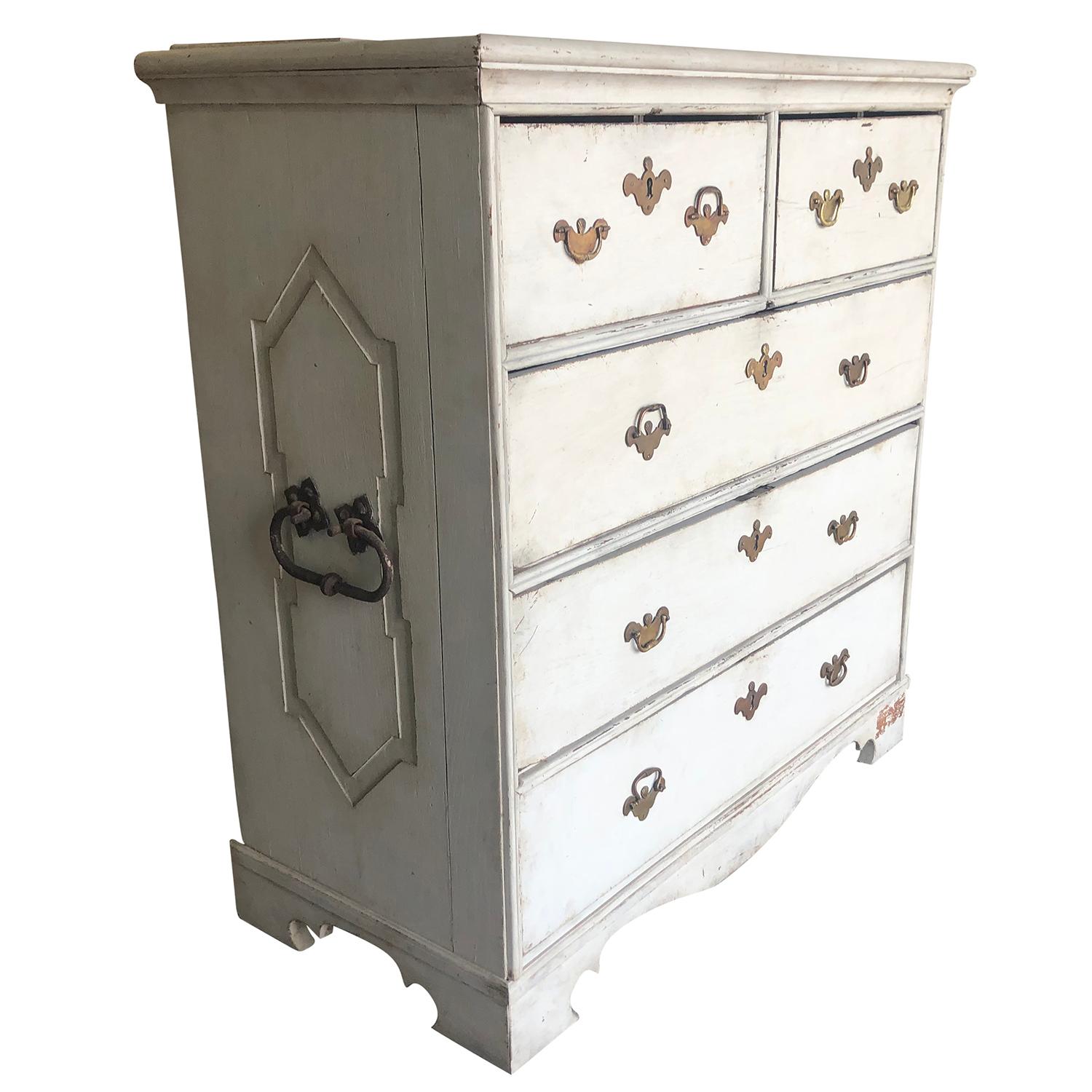 An antique Swedish Gustavian, fine traveler Scandinavian chest of drawers in painted oakwood with five drawers, enhanced by detailed hand carved side panels with brass hardware and metal handle in good condition. Refreshed grey-crème finish. Wear