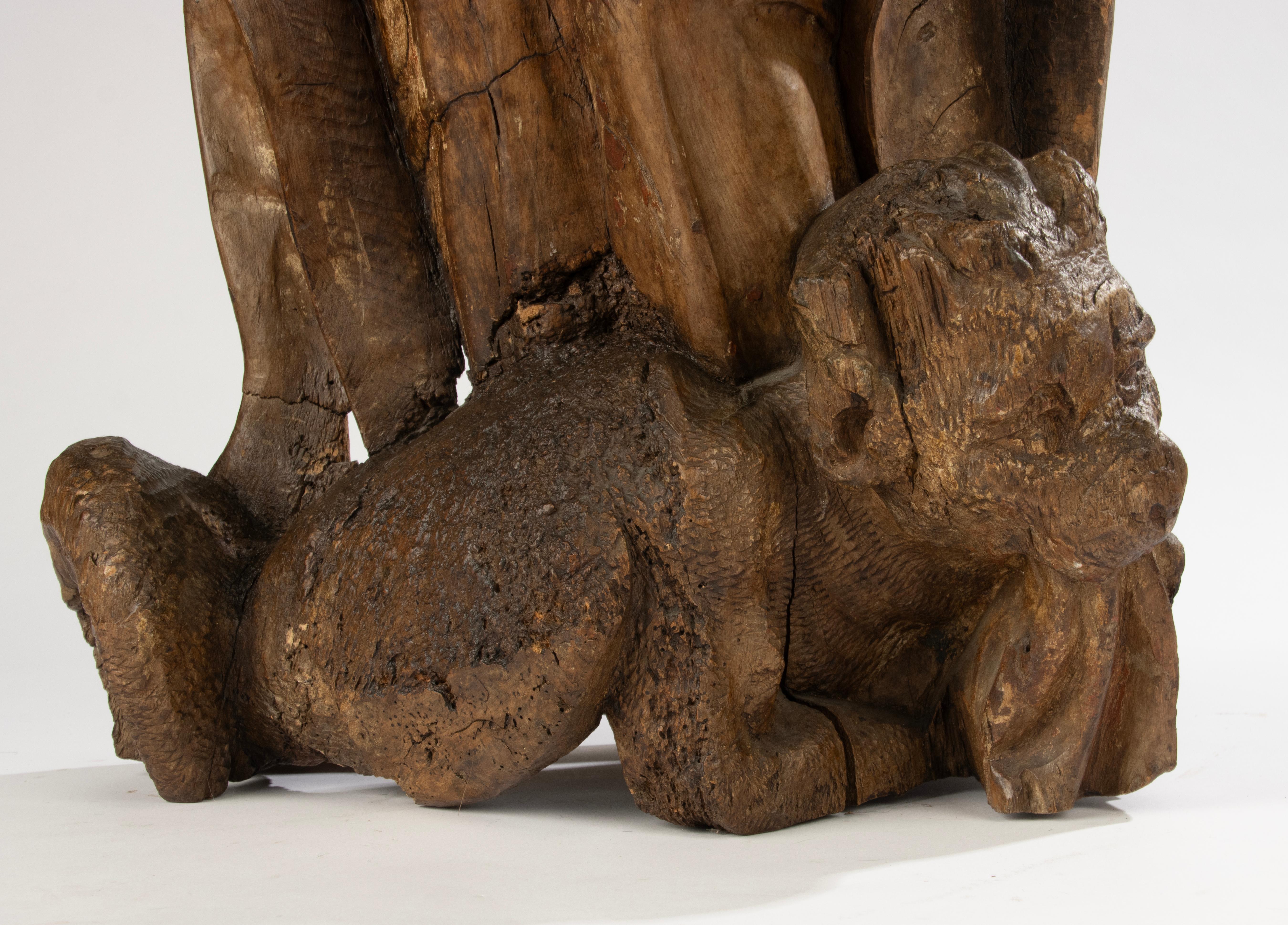 18th Century Sculpture - Saint Margaret - Chestnut Wood - Polychrome Remnants For Sale 7