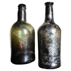 Bouteilles à vin en iridescence des mers du 18ème siècle de la marine maritime