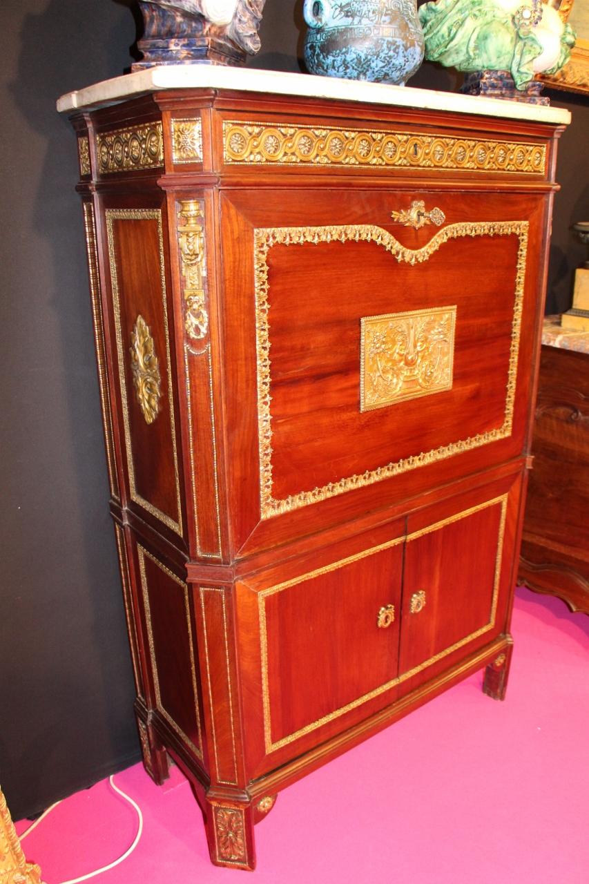 Grand secretary of Louis XVI period in Cuba mahogany, white marble and gilded bronzes in very good condition rare piece of furniture with as many bronze fittings, intended only for presentation, the interior remaining simple.